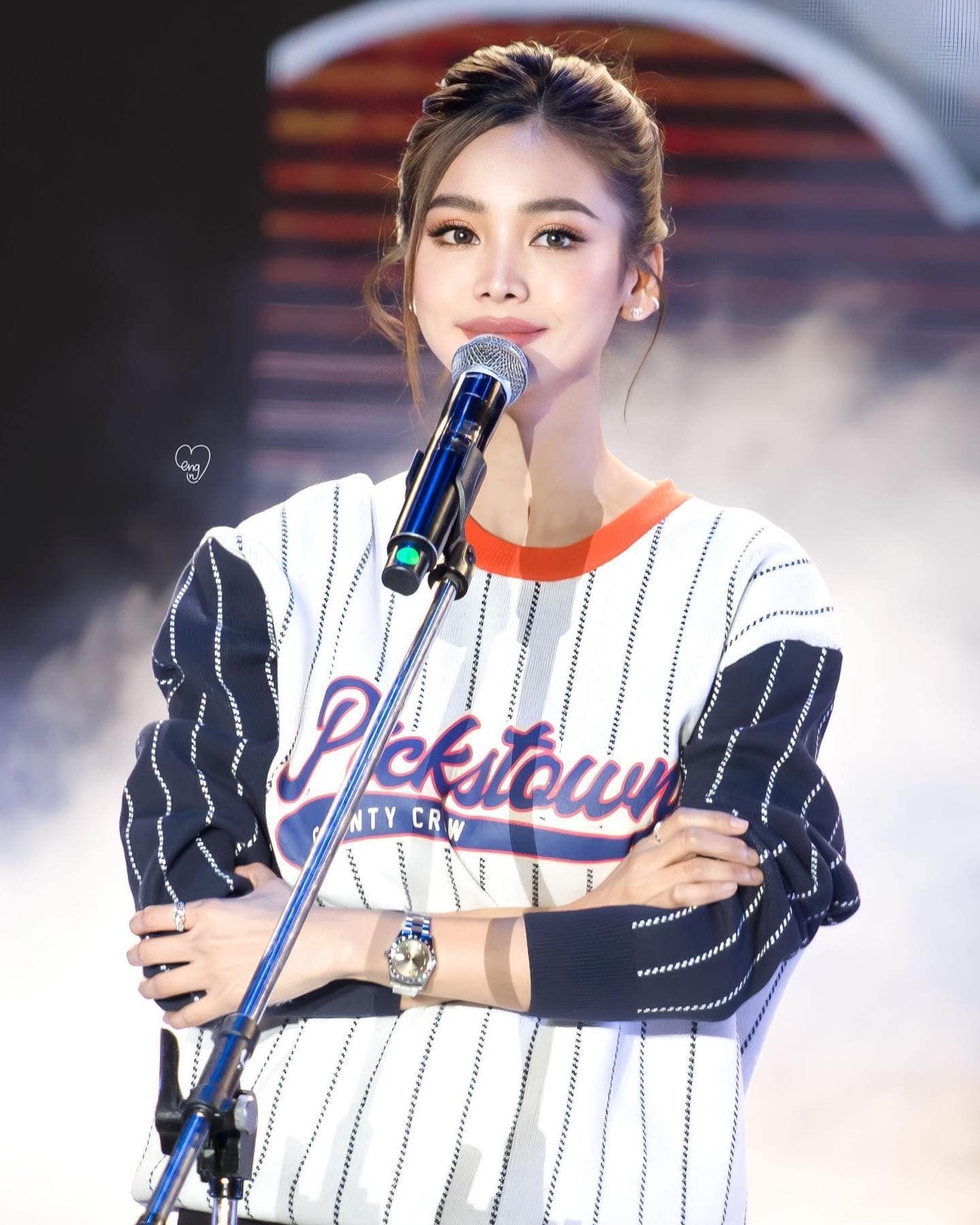 Không bàn đến những ồn ào, Engfa Waraha được biết đến là mỹ nhân đa tài