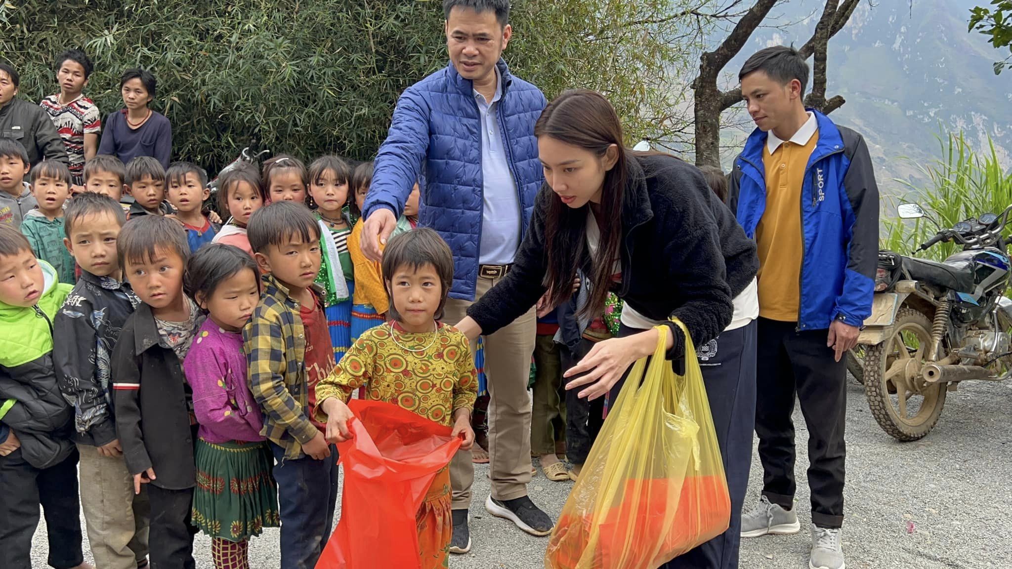 Thùy Tiên và ekip ghé thăm Điểm trường Xéo Hồ