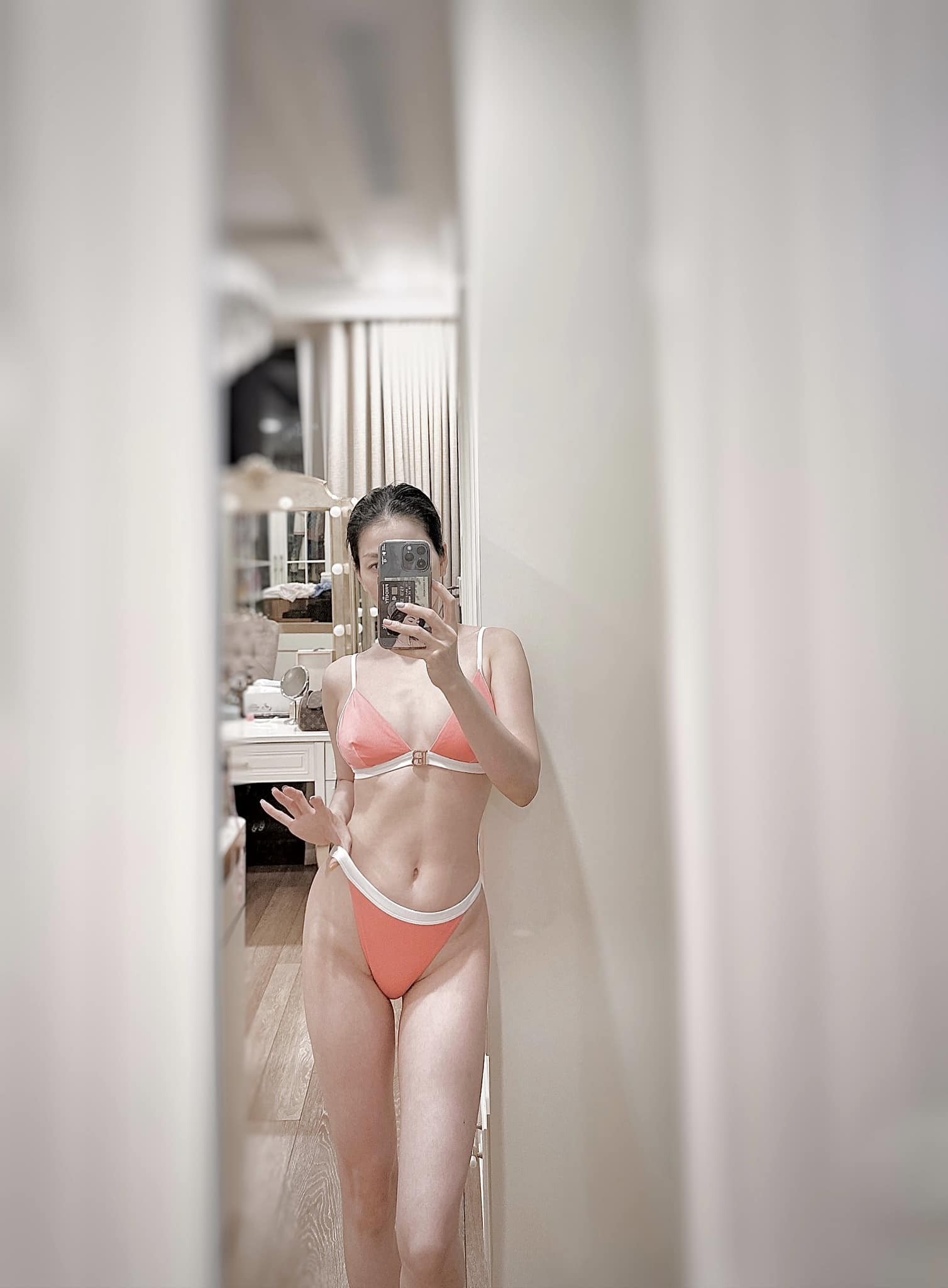 Lệ Quyên gây sốt khi đăng tải hình ảnh nóng bỏng, cô thành công trong việc duy trì sắc vóc