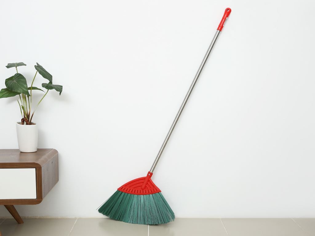 Để chổi ở phòng khách sẽ đuổi tài lộc đi