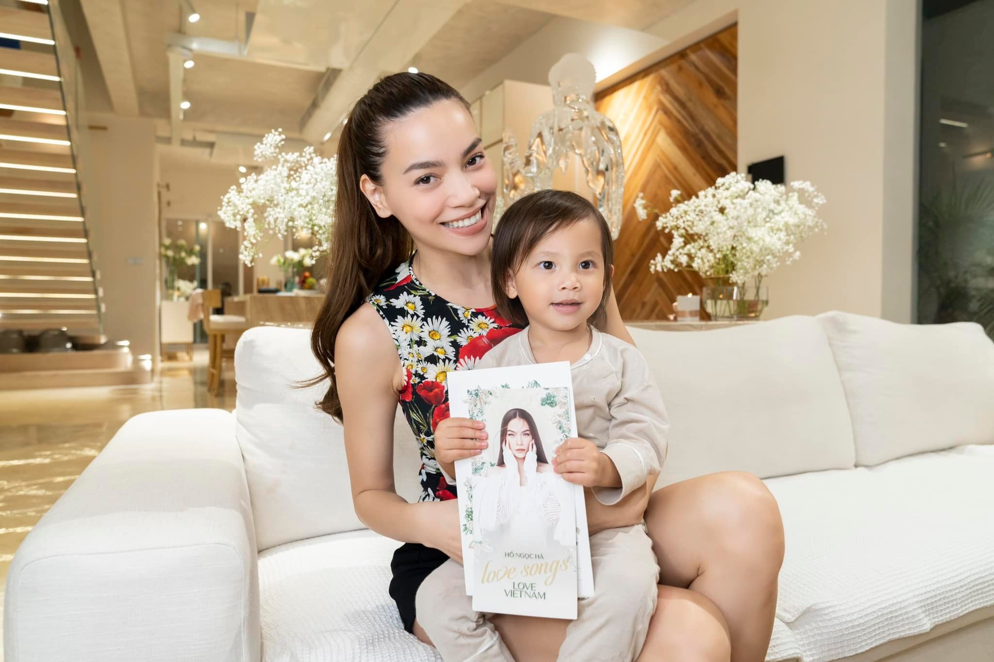 Lisa sở hữu lượng 'fan' đông đảo bởi nhan sắc xinh đẹp giống hệt mẹ cùng tính cách đáng yêu