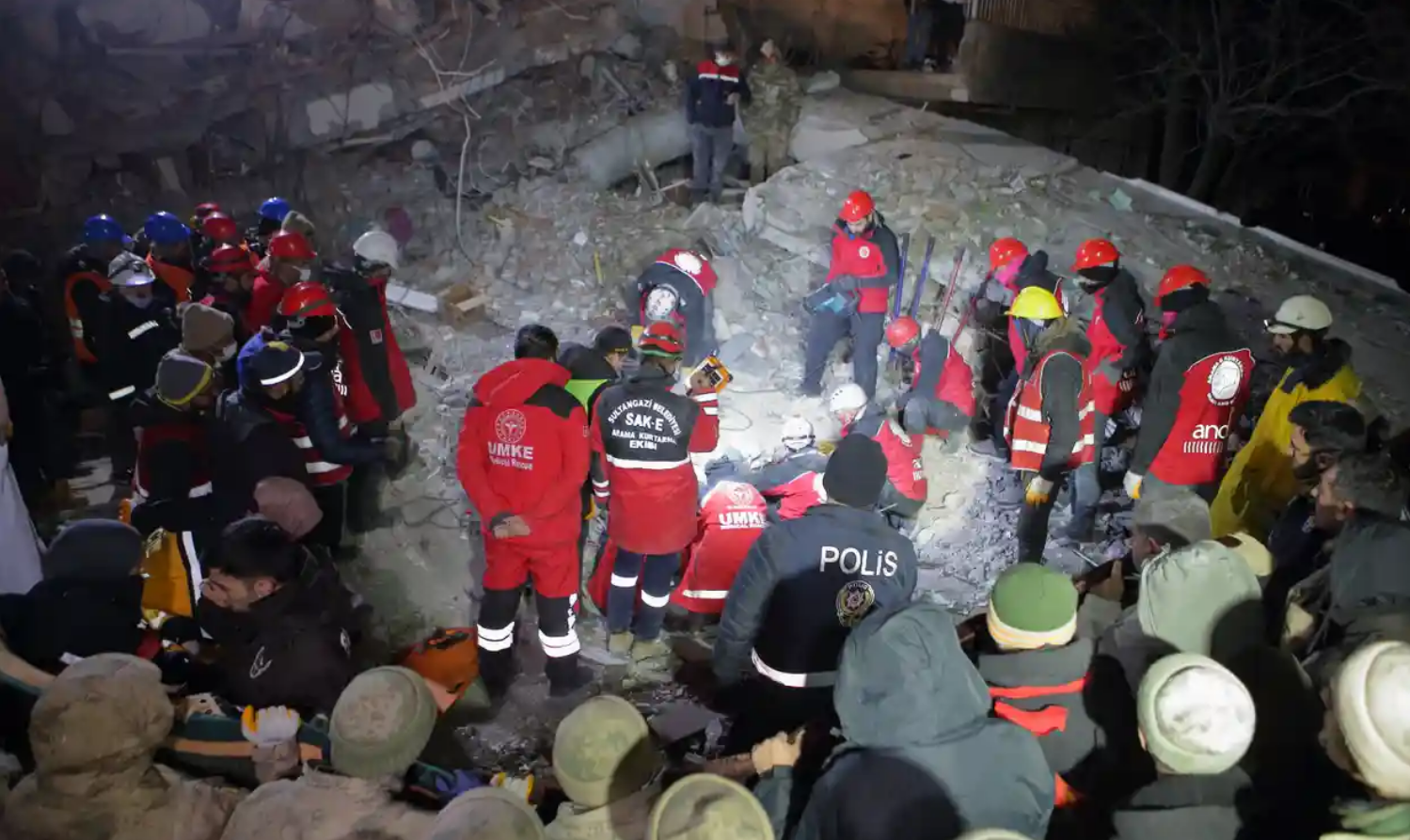 Điều kỳ diệu vẫn đang xảy ra: Một người đàn ông bị thương được giải cứu khỏi đống đổ nát 87 giờ sau trận động đất xảy ra ở Thổ Nhĩ Kỳ. Ảnh: Anadolu Agency