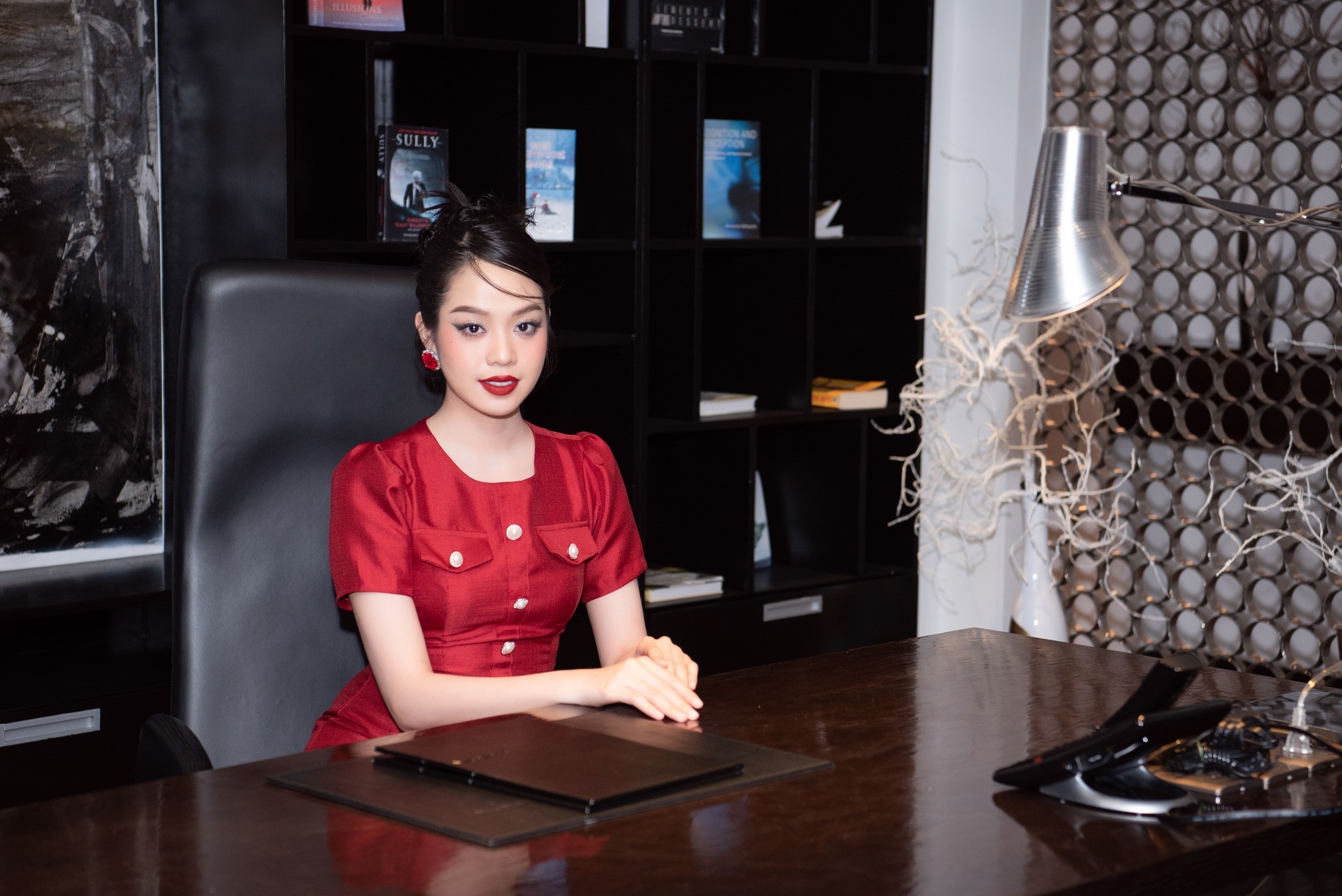 Thanh Thủy đốn tim fan với tạo hình chuẩn tổng tài bá bạo khi tham gia sự kiện mới đây