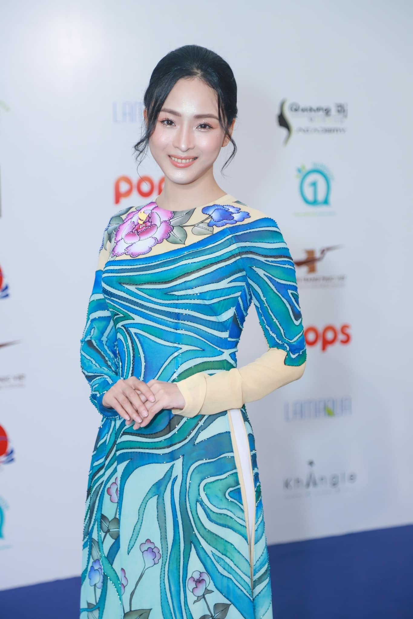 Trương Hồ Phương Nga duyên dáng trong tà áo dài tại một cuộc thi sắc đẹp