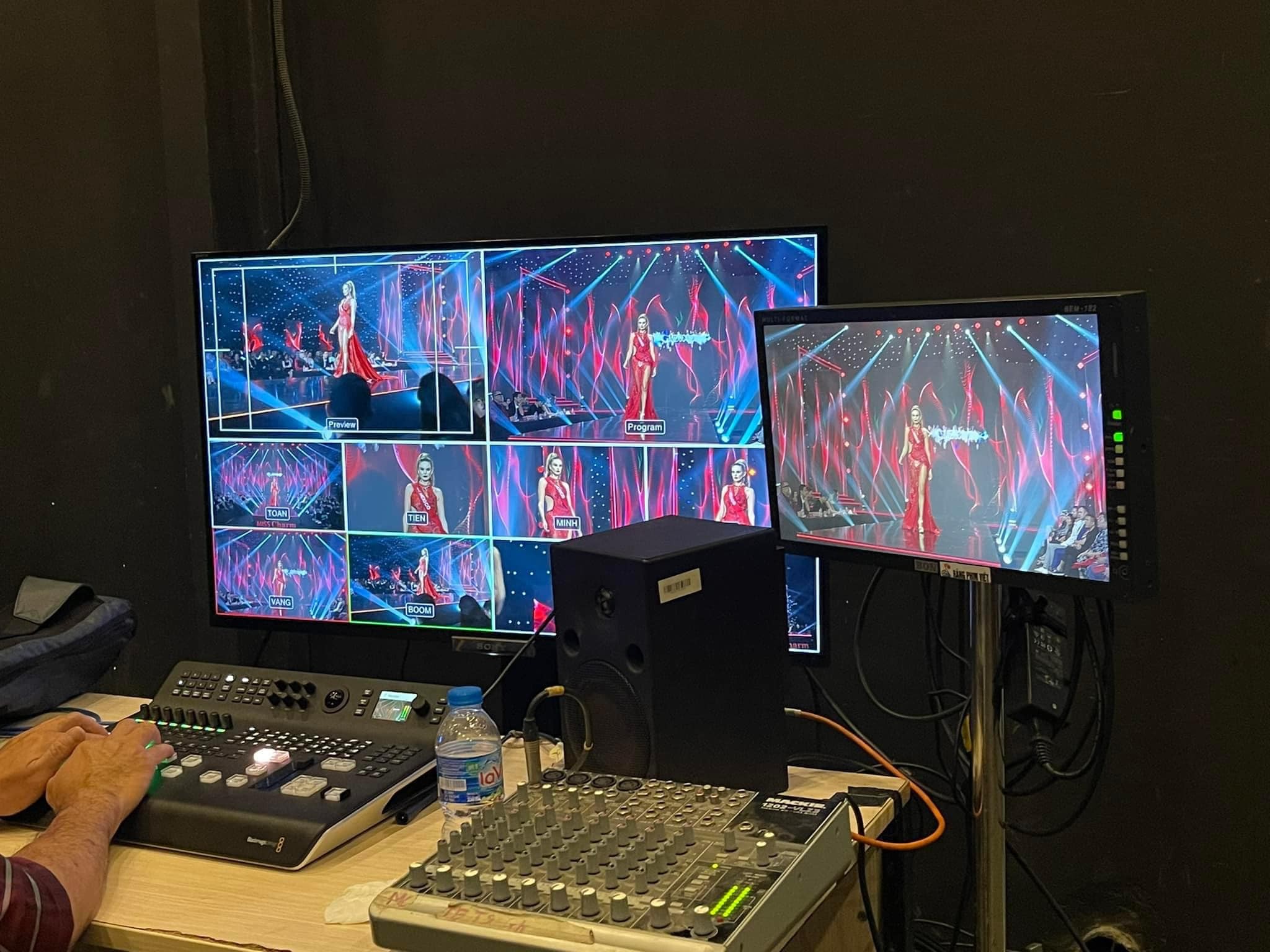 Một số hình ảnh trong đêm thi bán kết Miss Charm được leak trên mạng xã hội