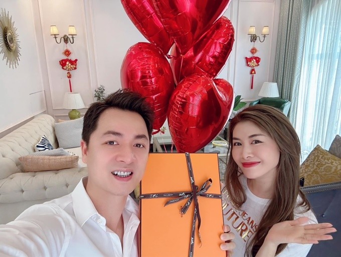 Anh Khôi không ngại chi số tiền khủng để mua quà tặng vợ dịp Valentine Anh Khôi không ngại chi số tiền khủng để mua quà tặng vợ dịp Valentine