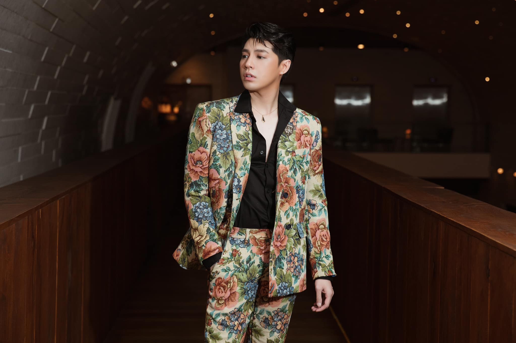 Noo Phước Thịnh xuất hiện với vẻ ngoài điển trai