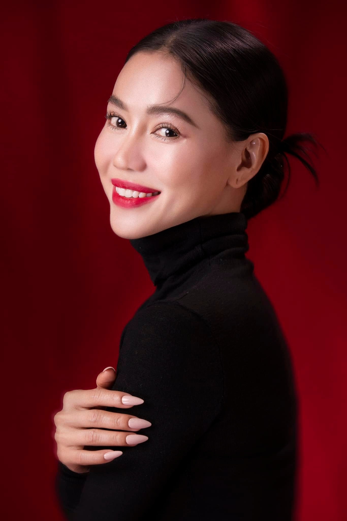 Nhan sắc xinh đẹp U50 của bà Phạm Kim Dung