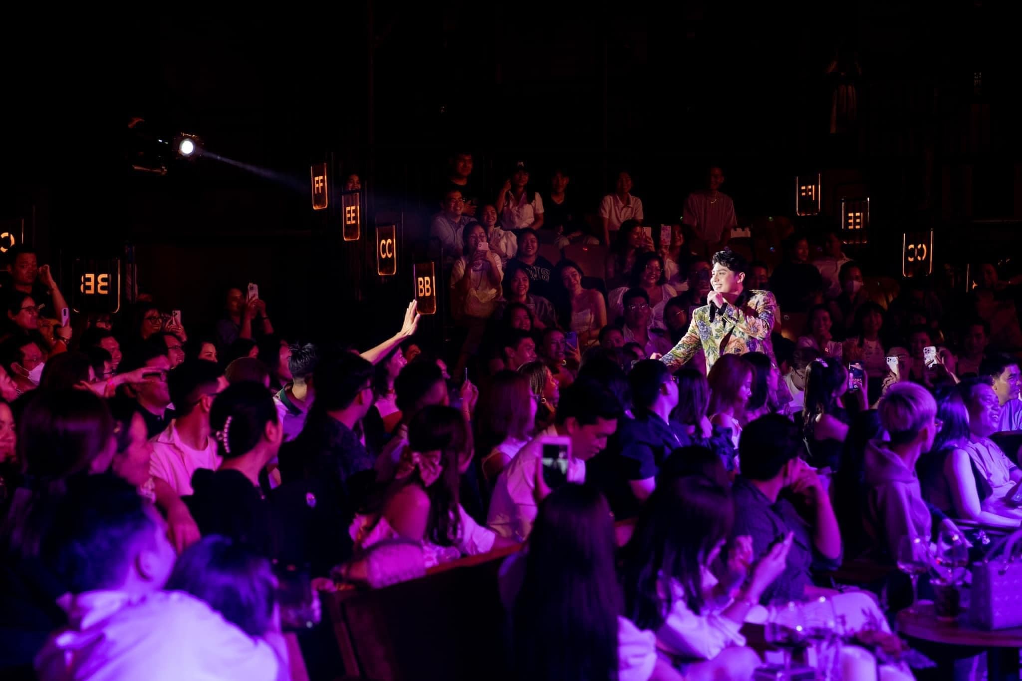 Noo Phước Thịnh hát 16 bài suốt hai tiếng không nghỉ trong đêm nhạc diễn ra vào dịp lễ tình nhân