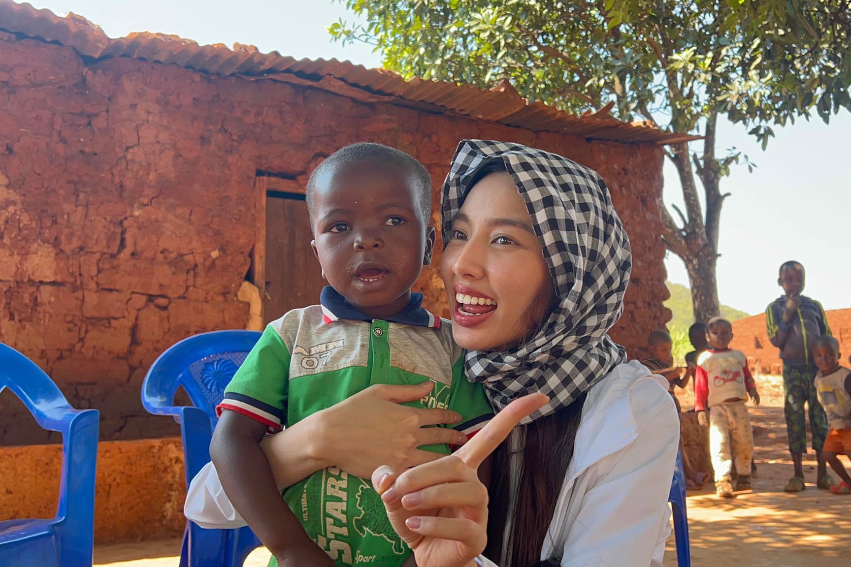 Thùy Tiên dạy một em bé hát ca khúc Cháu Lên Ba