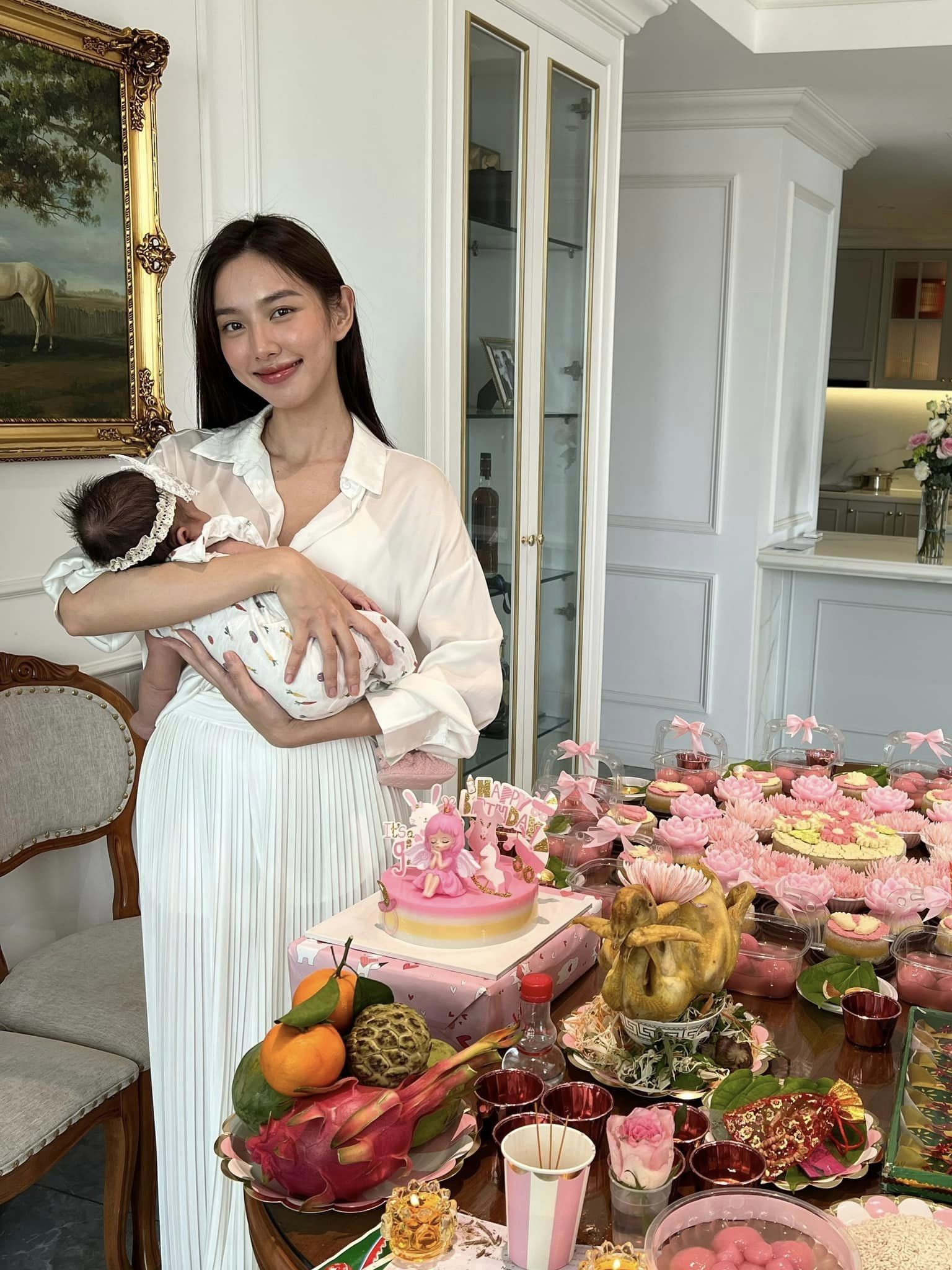 Thùy Tiên lần đầu hóa mẹ bỉm
