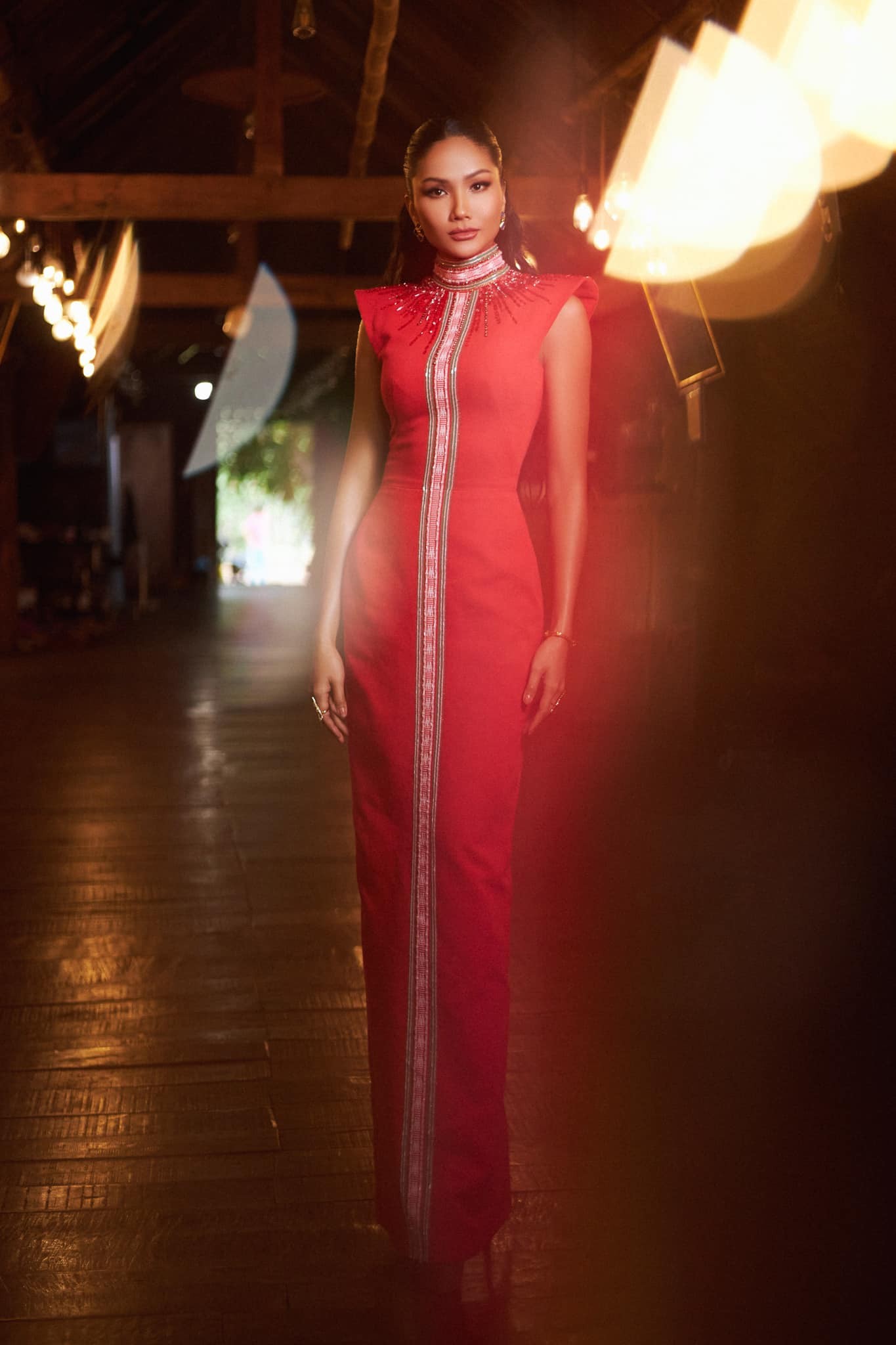 H'Hen Niê tham dự sự kiện với thiết kế váy thổ cẩm lấy cảm hứng từ trái cà phê chín đỏ