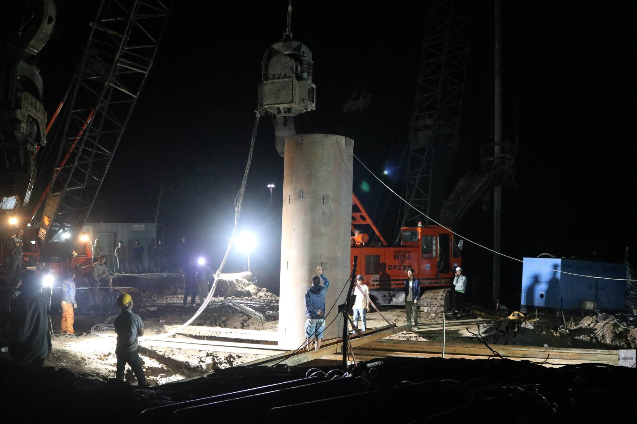 Lực lượng chức năng thực hiện cứu hộ bé Hạo Nam trong suốt thời gian dài. Ảnh: An Ninh Thủ Đô