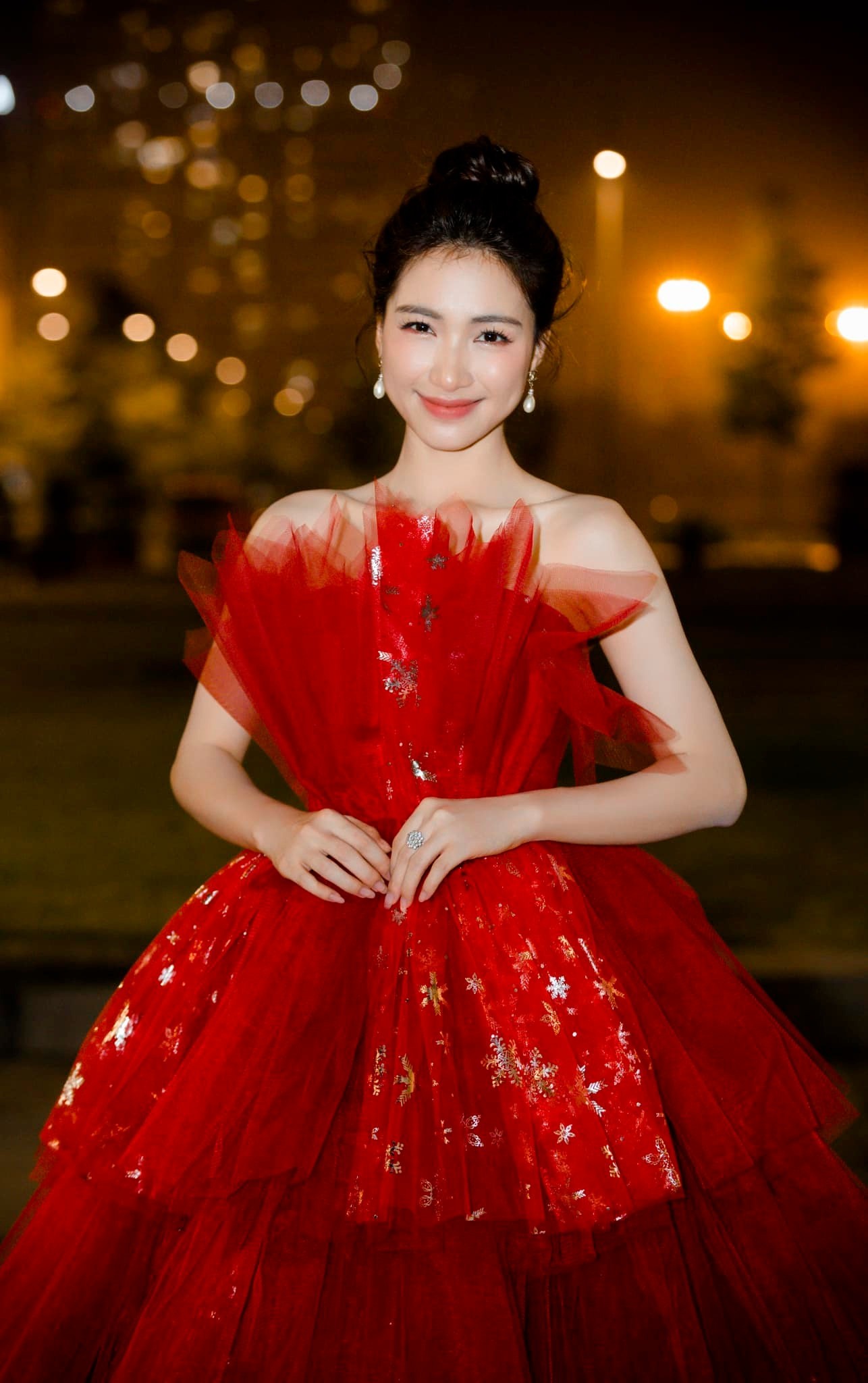 Hòa Minzy hiện có cuộc sống bình yên và ngày càng đắt show