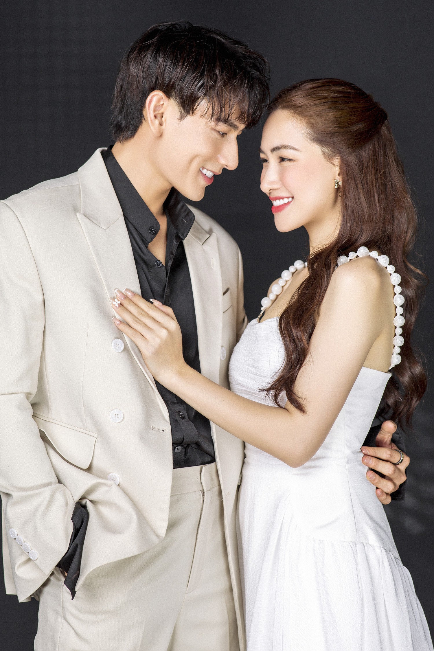 Hòa Minzy từng được 'đẩy thuyền' với nam ca sĩ Isaac