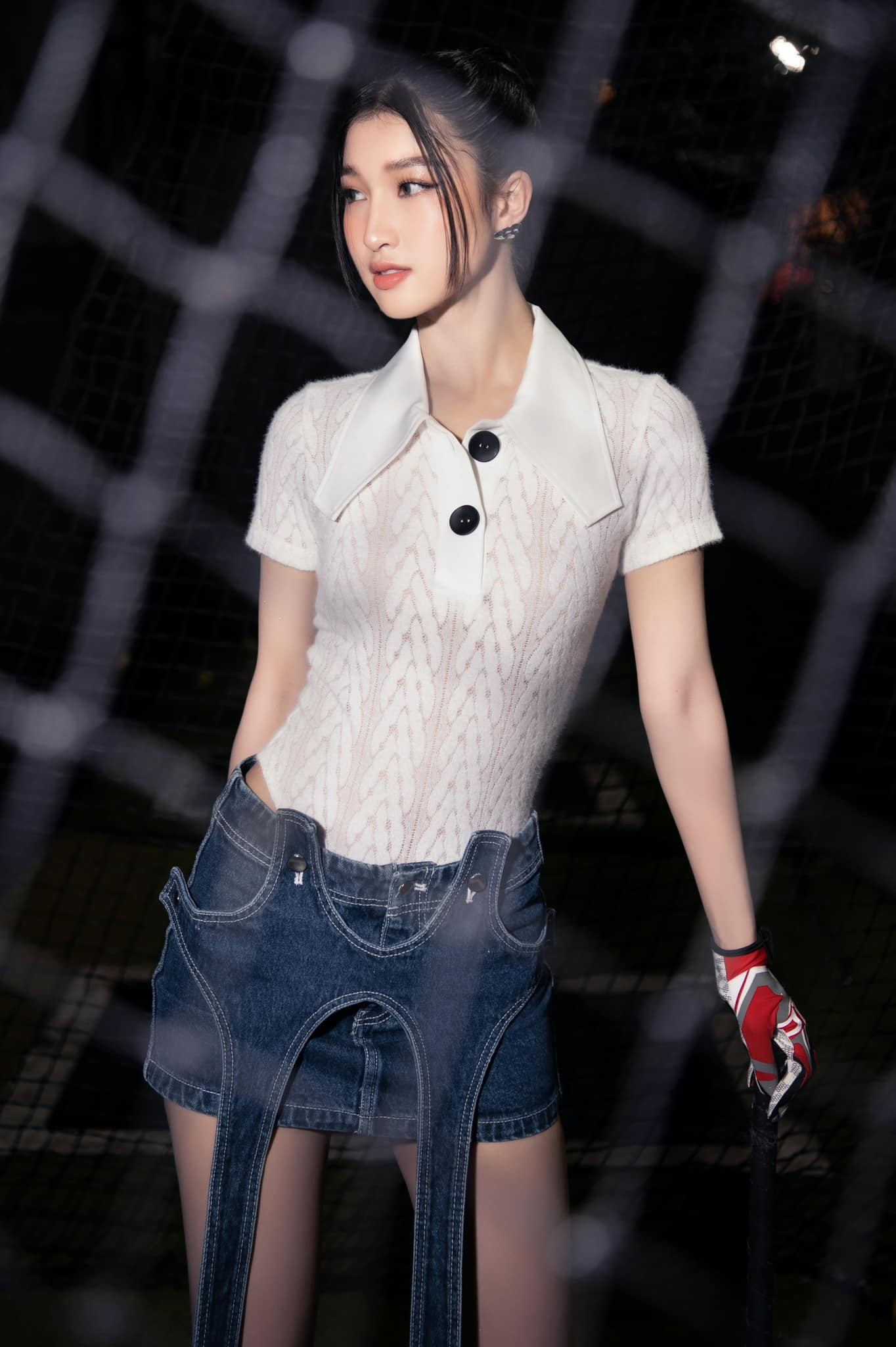 Phương Nhi cũng lăng xê thiết kế váy jeans cá tính, gợi cảm