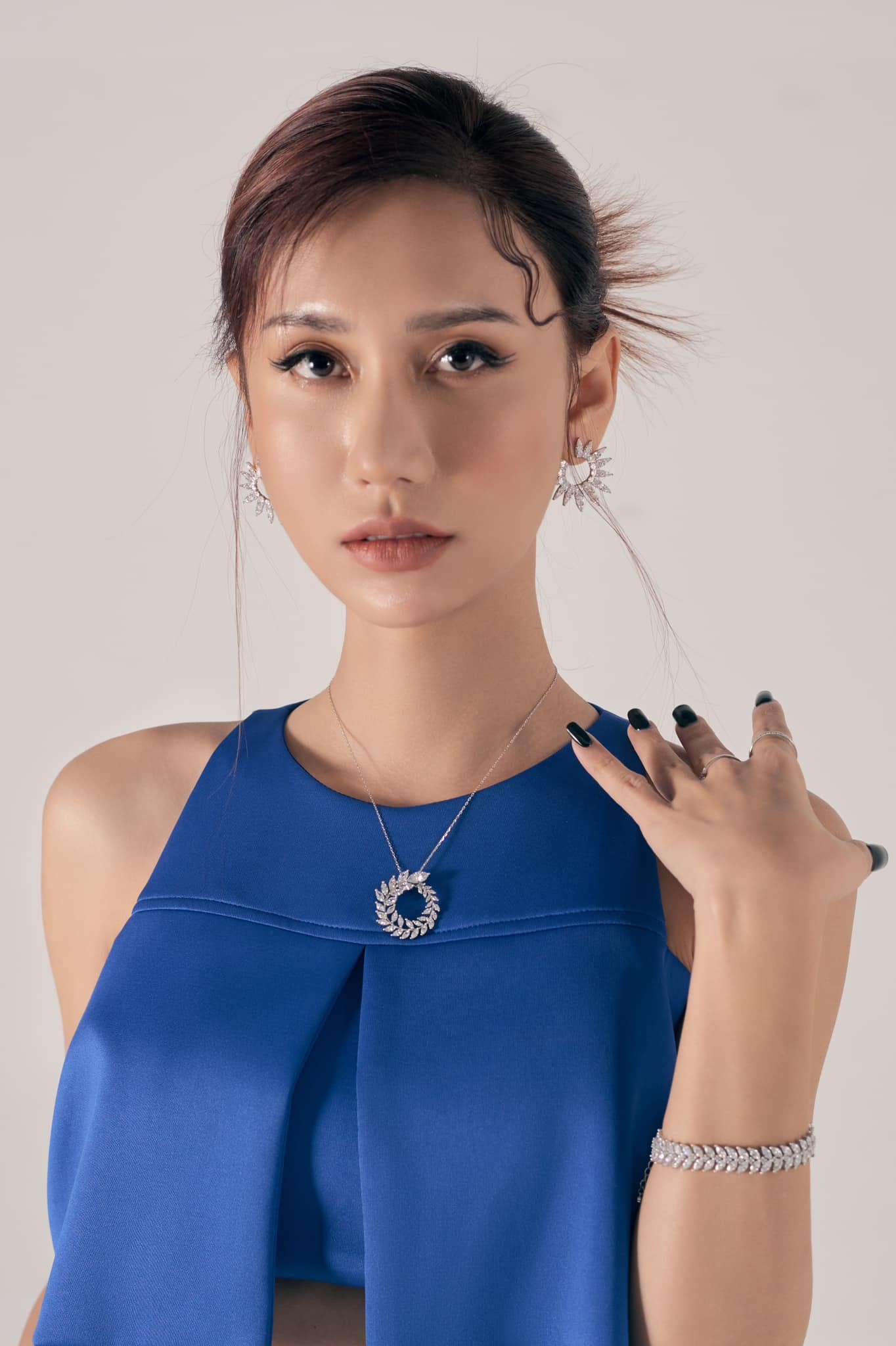 Nhan sắc của giọng ca Tạm Biệt Nhé được khen ngợi ngày càng thăng hạng, nữ tính