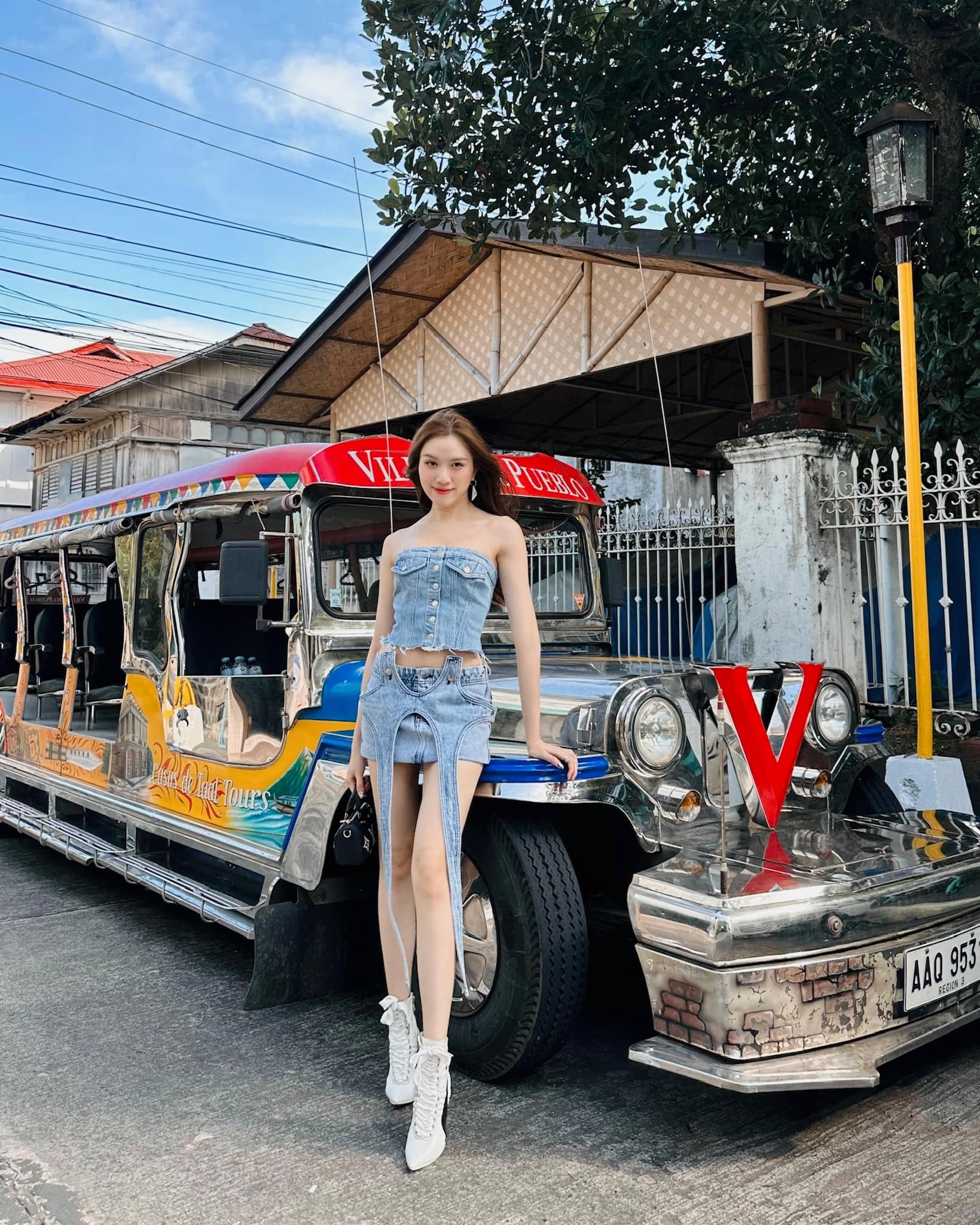 Thanh Thanh Huyền gây sốt khi tung bộ ảnh trong set đồ jeans ngắn cũn cỡn