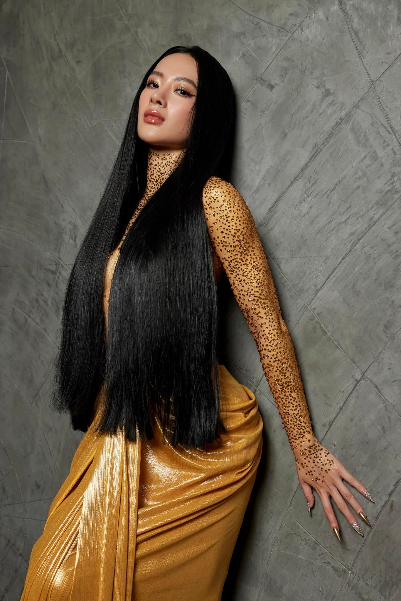 Angela Phương Trinh giật spotlight bởi lối ăn mặc hở trên kín dưới khi tham gia sự kiện