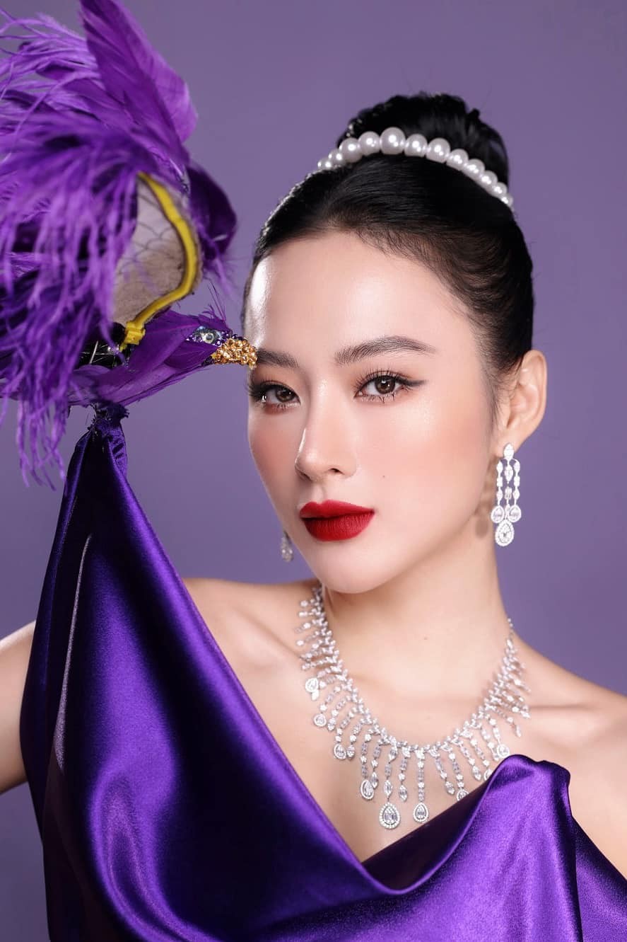 Angela Phương Trinh liên tục trở thành tâm điểm với những bộ váy kinh diễm hoặc phô diễn đường cong