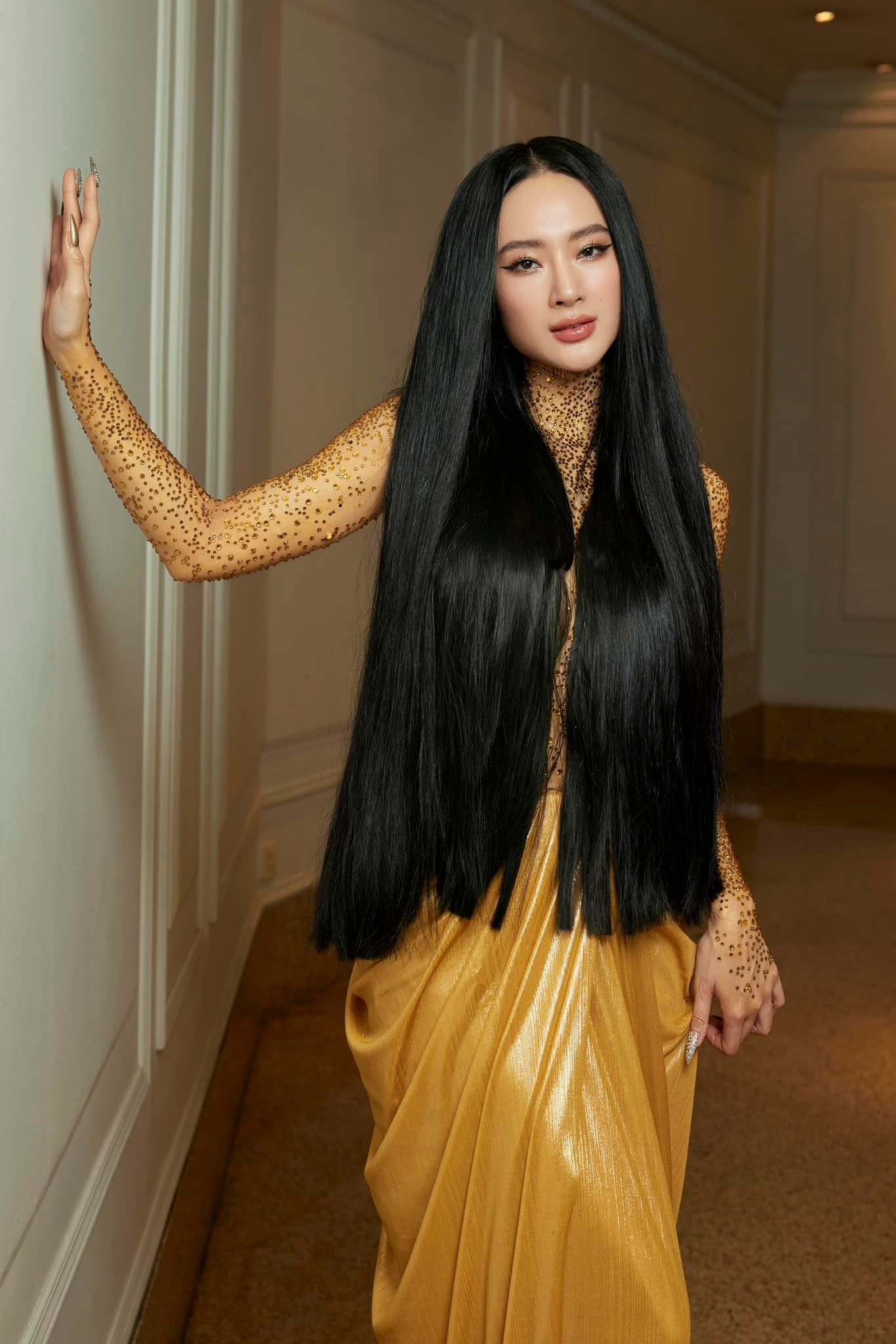 Kiểu tóc duỗi thẳng giúp Angela Phương Trinh che chắn vòng 1, tôn gương mặt góc cạnh