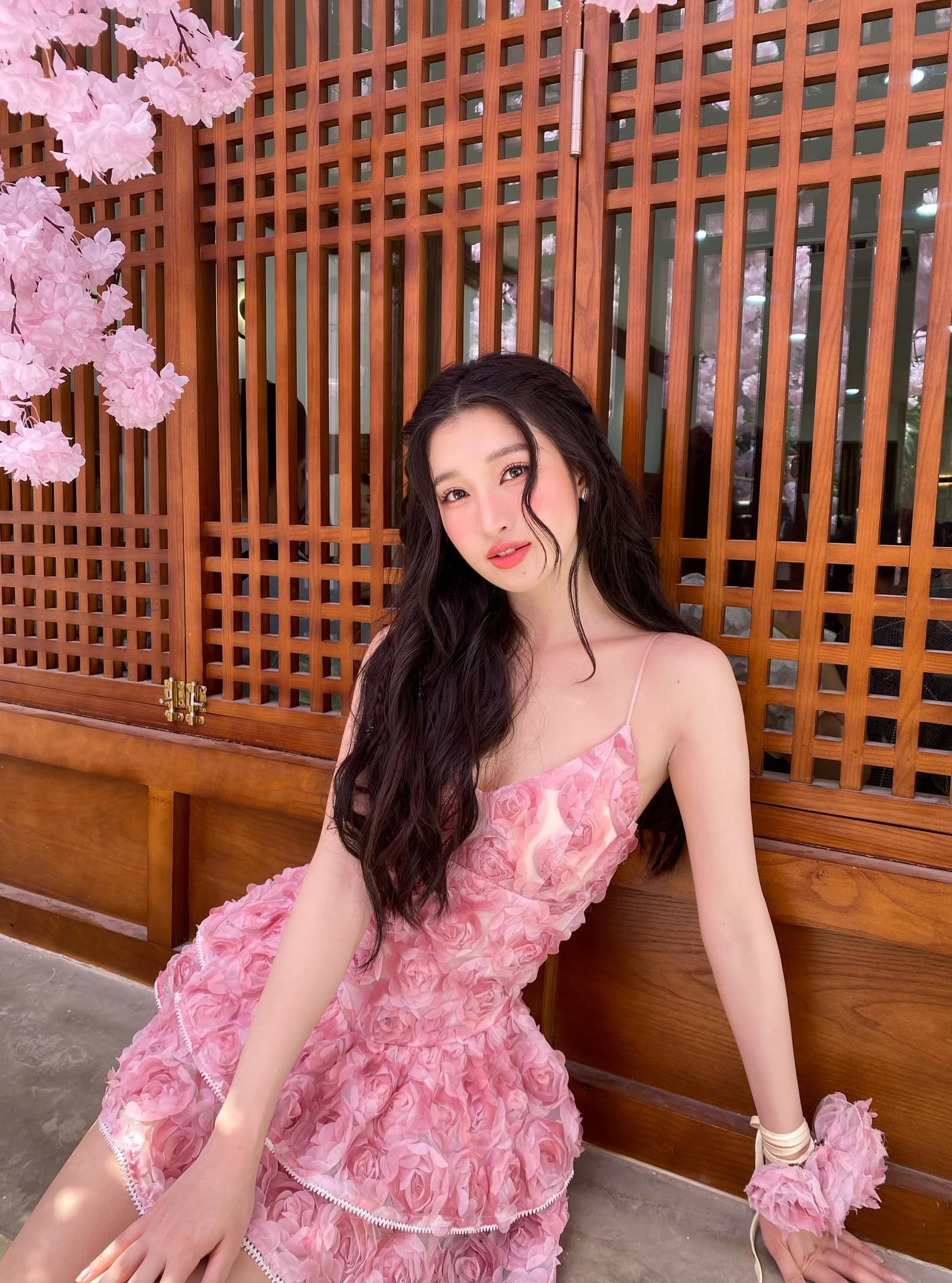 Ở điểm hiện tại, visual của Phương Nhi trở nên đằm thắm, ngút ngàn hơn xưa