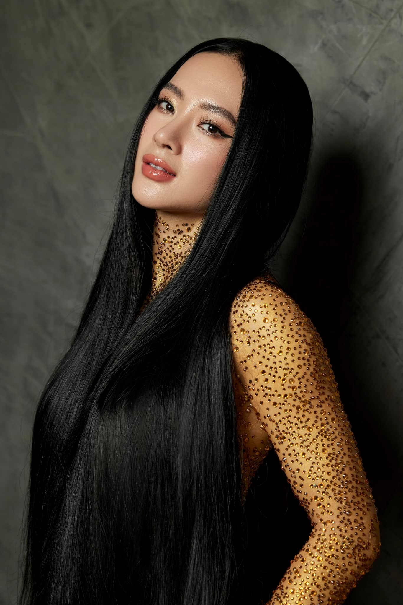 Angela Phương Trinh mất 5 tiếng để đính đá lên người