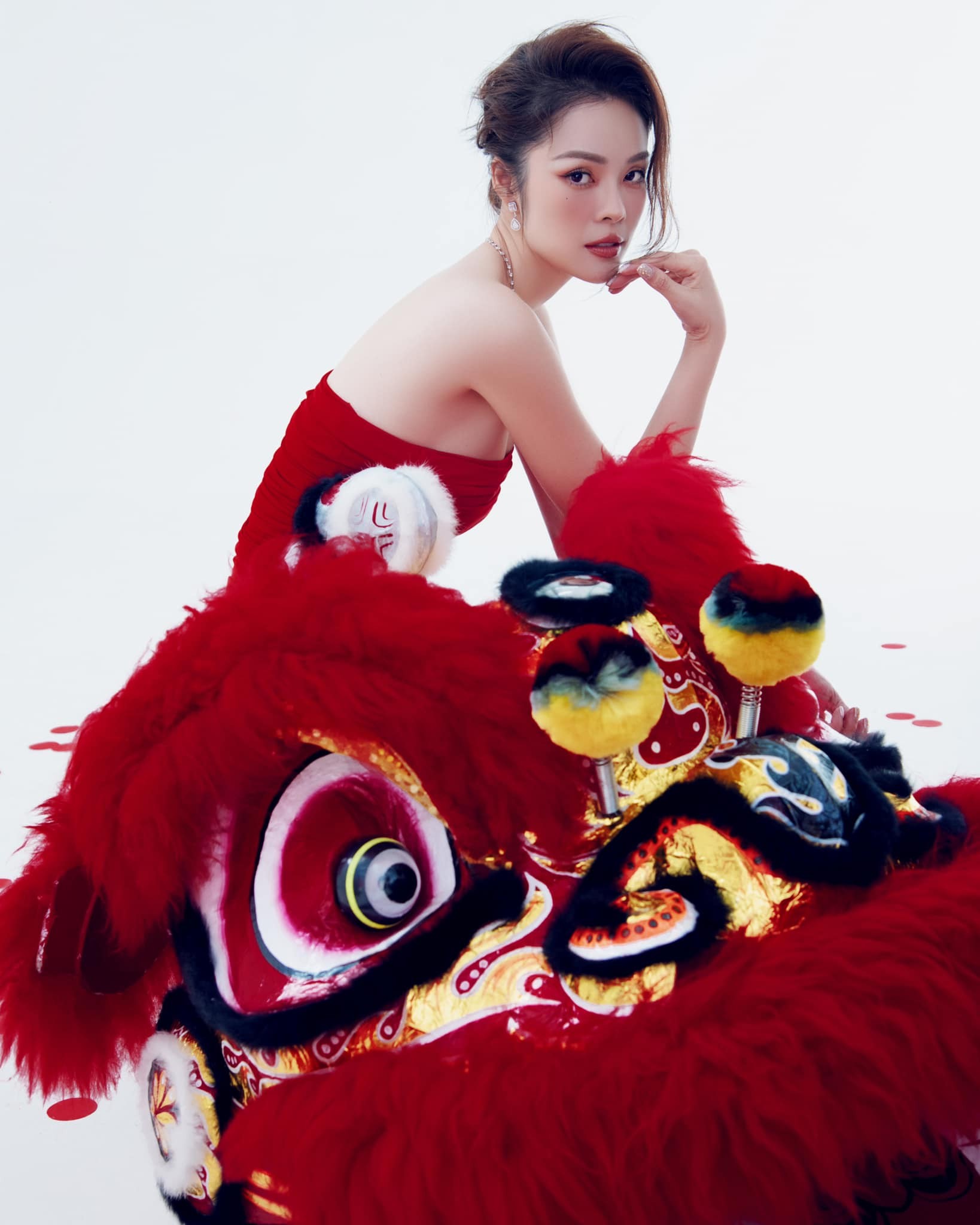 Đầu năm, MXH lan truyền clip Dương Cẩm Lynh bị nhóm người chặn đường đòi nợ 