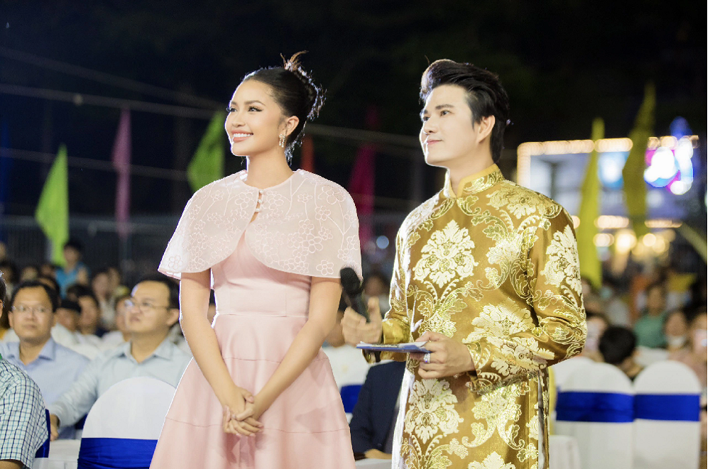 MC Vũ Mạnh Cường nhận xét nhận xét Hoa hậu Ngọc Châu là người khéo ăn, khéo nói