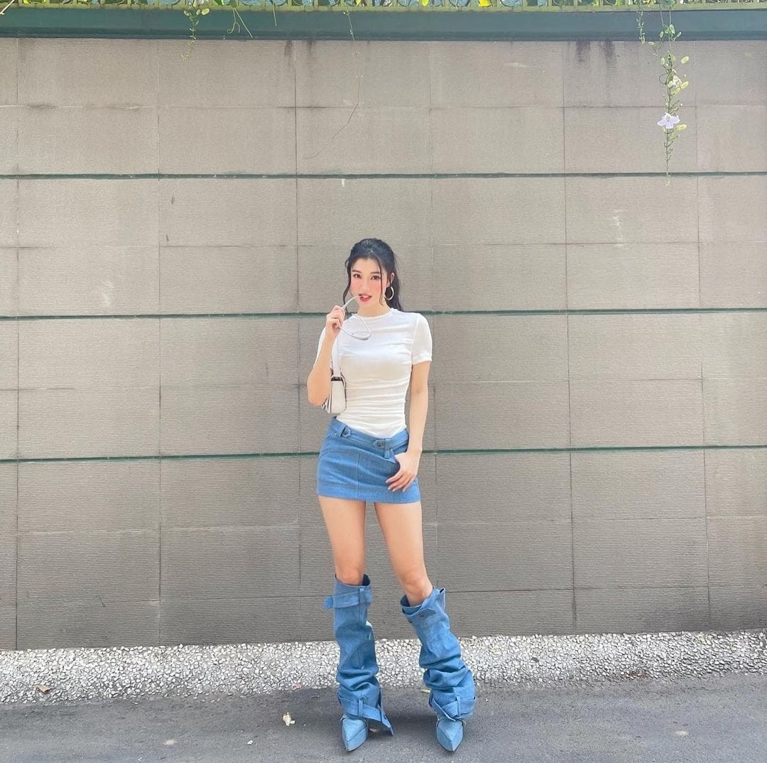 Phương Nhi gây sốt mạng xã hội với loạt ảnh 'xuống phố cuối tuần'