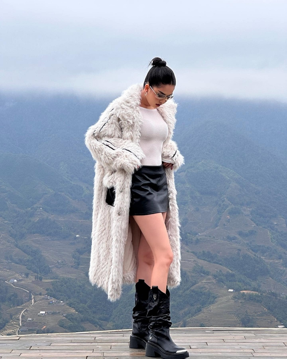 Ngọc Trinh cũng là mỹ nhân chuộng mốt đi 'boot tụt'