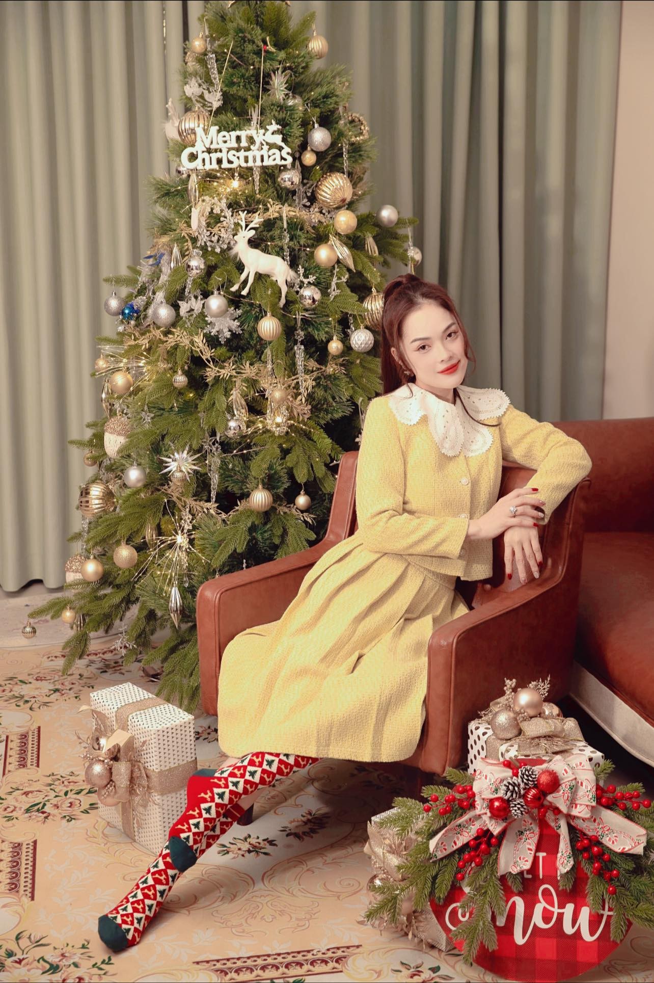 Dương Cẩm Lynh gần đây chuyên tâm làm việc, vừa hoạt động nghệ thuật vừa kinh doanh online