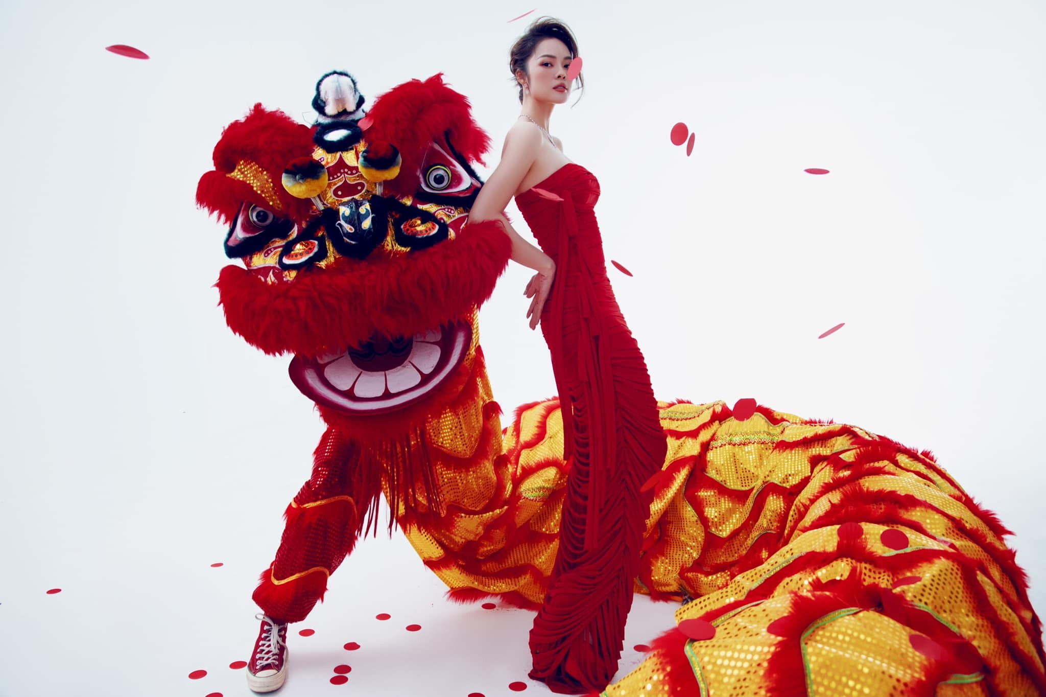 Dương Cẩm Lynh bị kẻ xấu xâm nhập tài khoản Facebook và mất gần 100 triệu để lấy lại nhưng 'công cốc'.