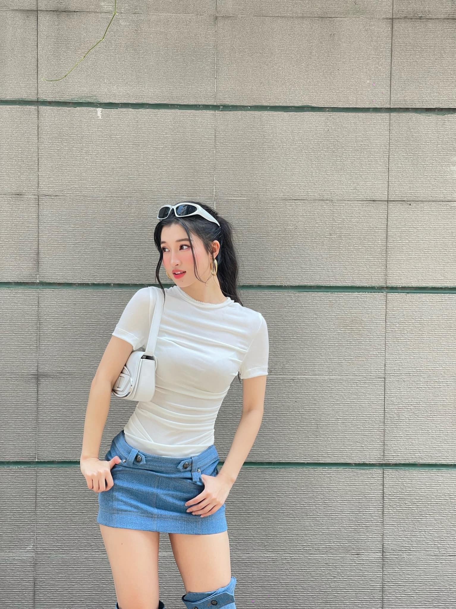 Phương Nhi 'thoát mác' hoa hậu, diện đồ bộ đi dép tổ ong vẫn xinh hết nấc - Ảnh 1