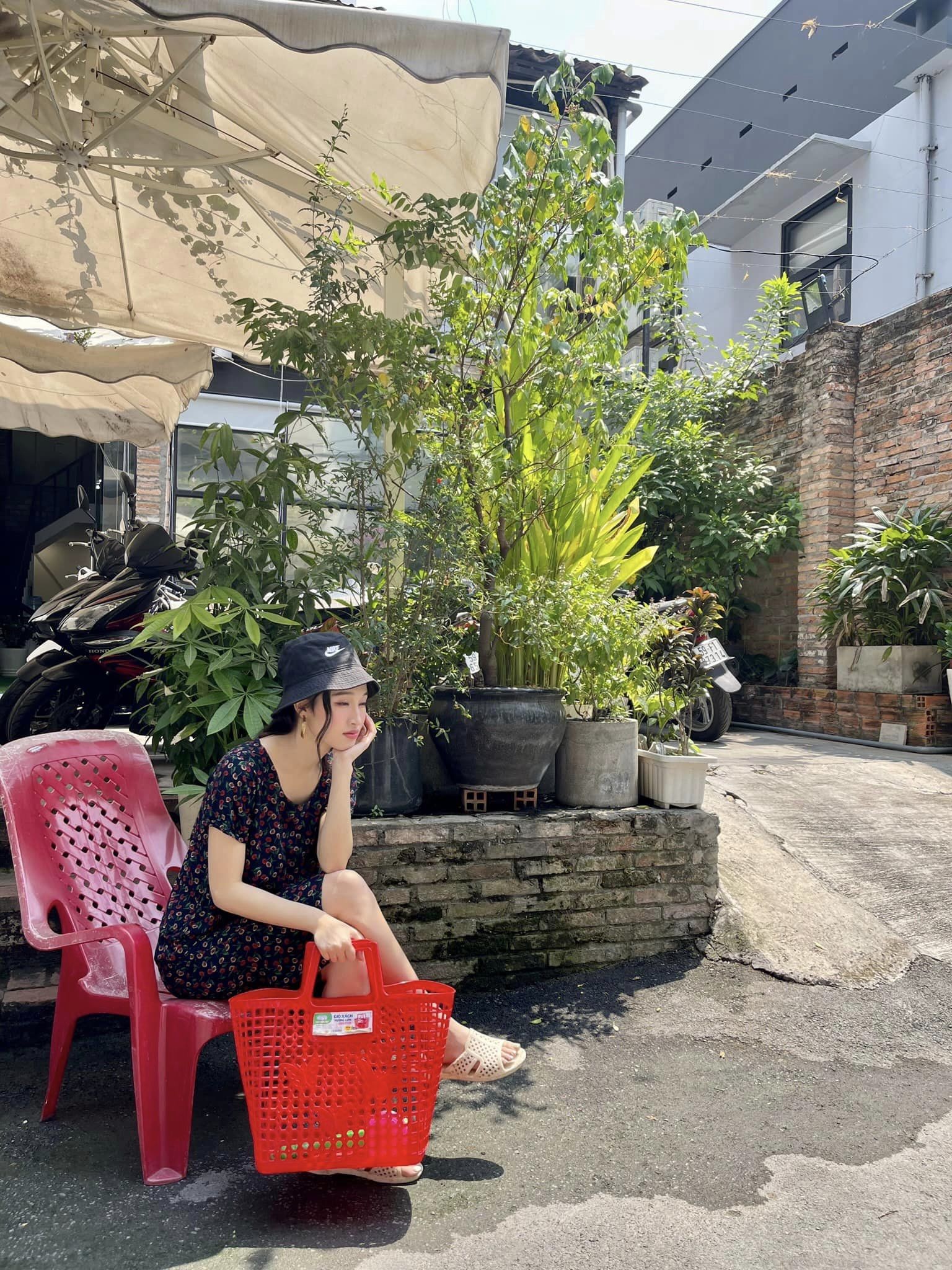 Phương Nhi diện đồ bộ, chân đi dép tổ ong, tay xách làn... một giao diện đậm chất 'nội trợ'