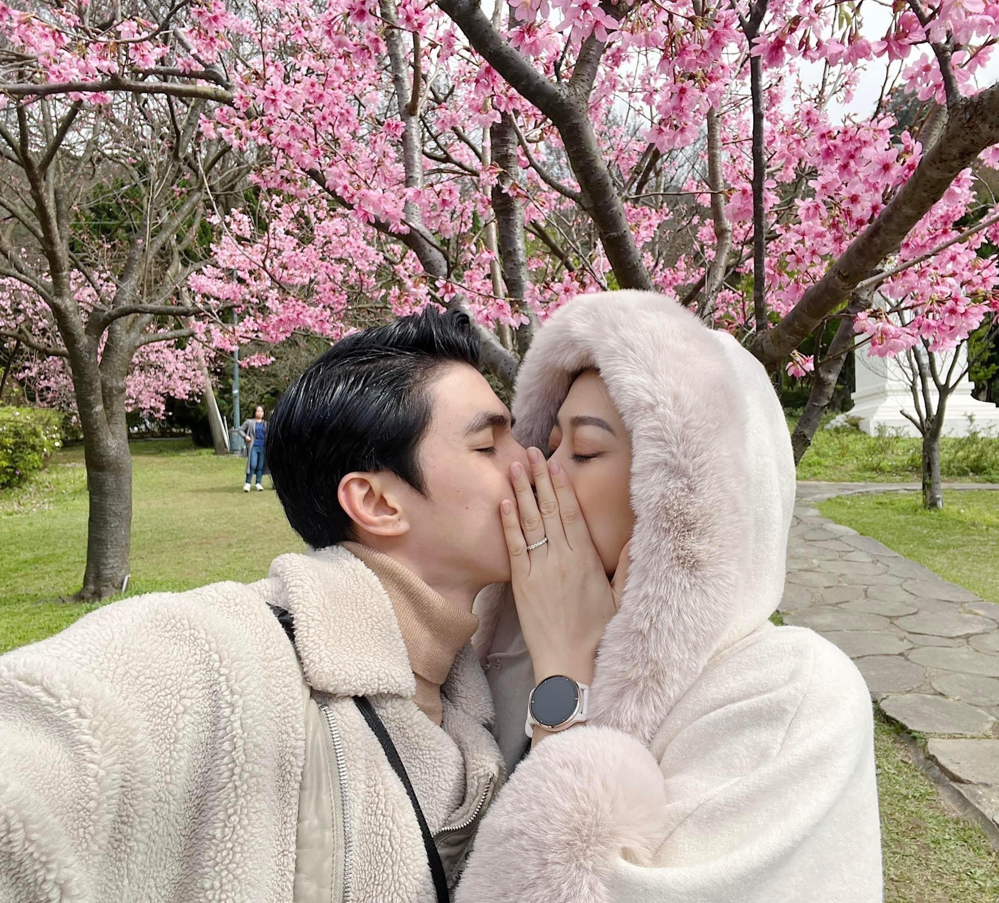 Bình An - Phương Nga khóa môi cực ngọt trong chuyến du lịch Đài Loan