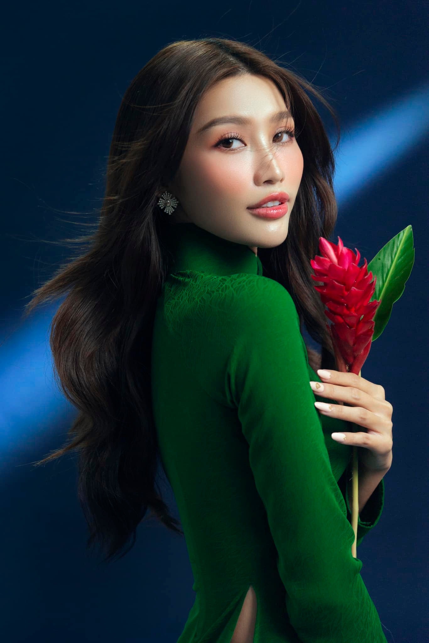 Dù xinh đẹp, tài năng song Chế Nguyễn Quỳnh Châu lại không có duyên trong việc thi quốc tế