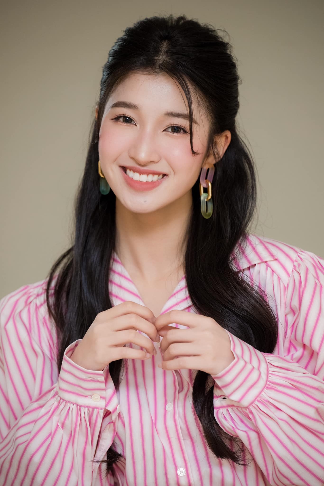 Á hậu 2 Miss World 2022 tiếp tục lăng xê lối trang điểm nhẹ nhàng