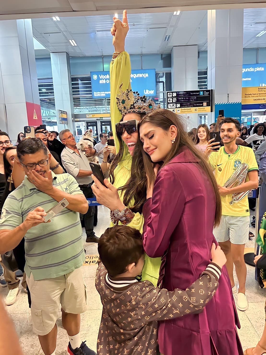 Isabella Menin không khỏi xúc động khi đoàn tụ với gia đình