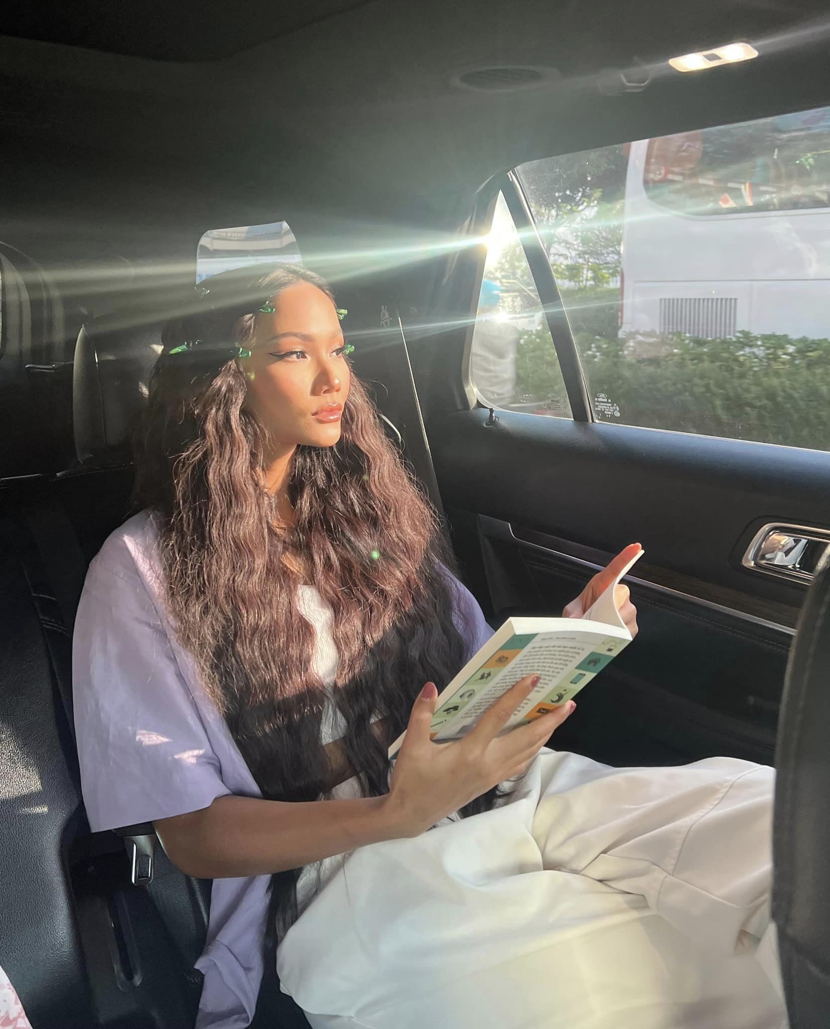 Gu thời trang chuẩn 'tắc kè hoa' của H'Hen Niê - Ảnh 1