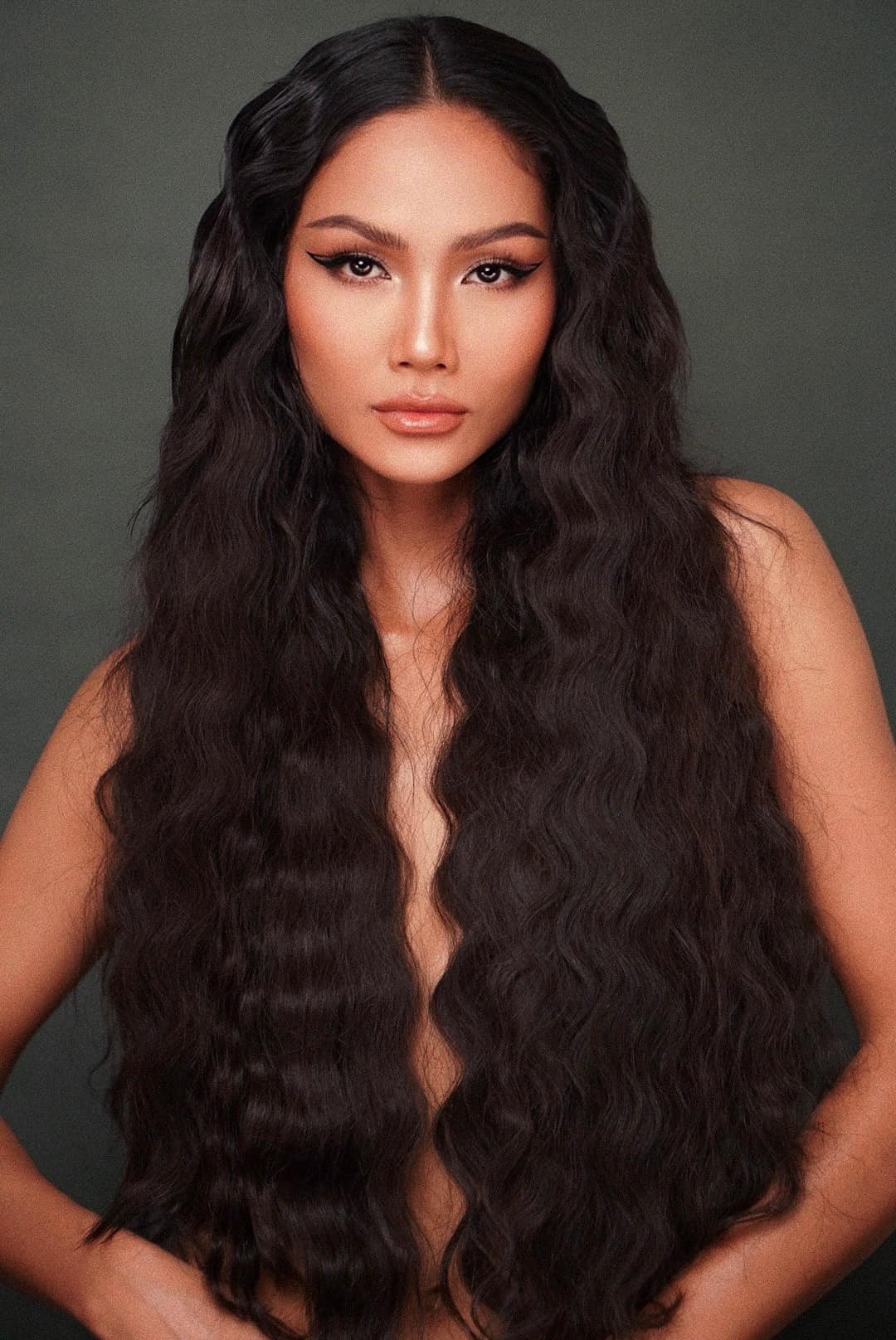 Đỉnh điểm, H'Hen Niê bán nude, dùng tóc che chăn vòng 1