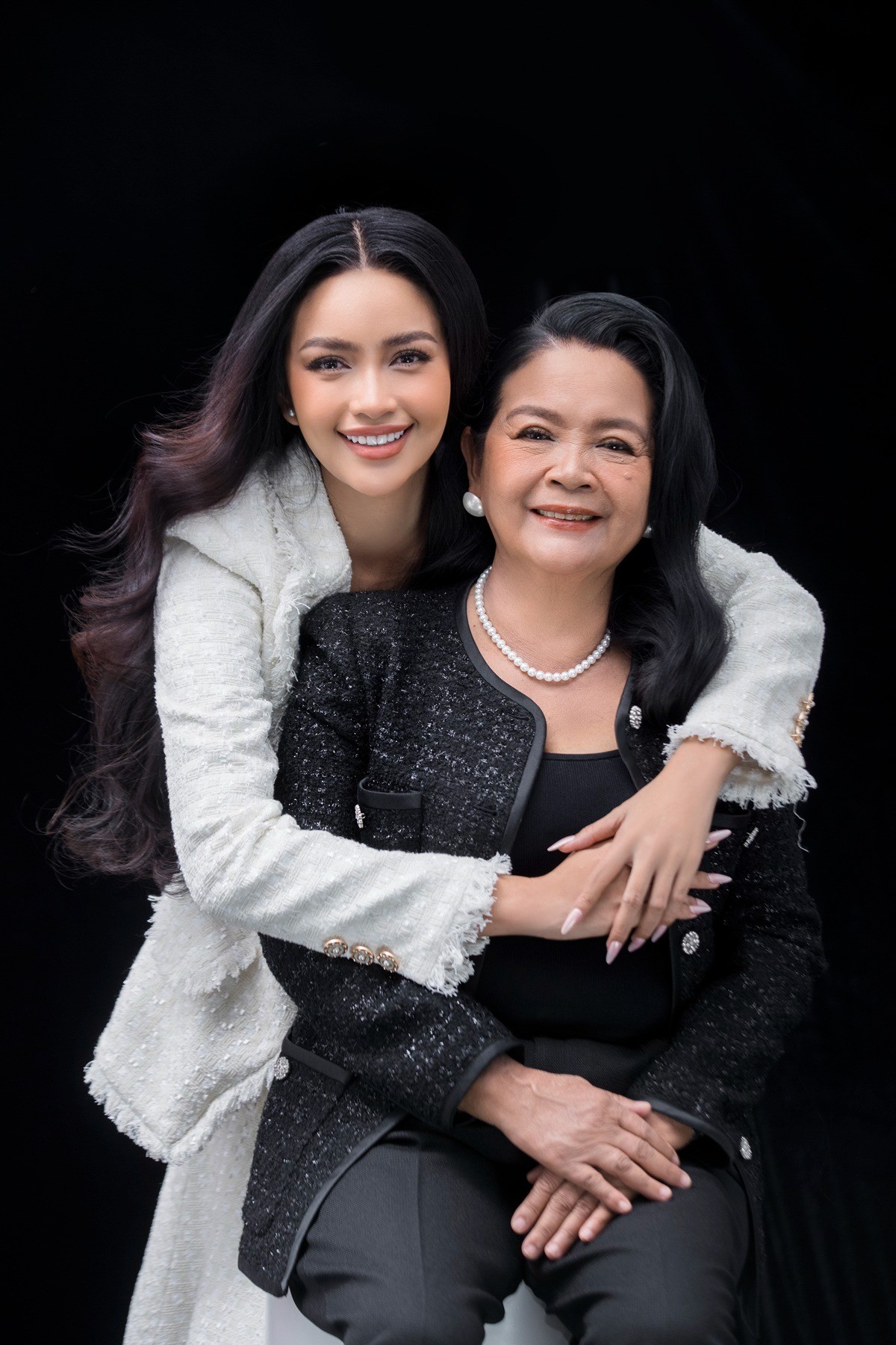 Mẹ Ngọc Châu vô cùng kín tiếng, bà được fan sắc đẹp cho rằng là người truyền may mắn cho con gái