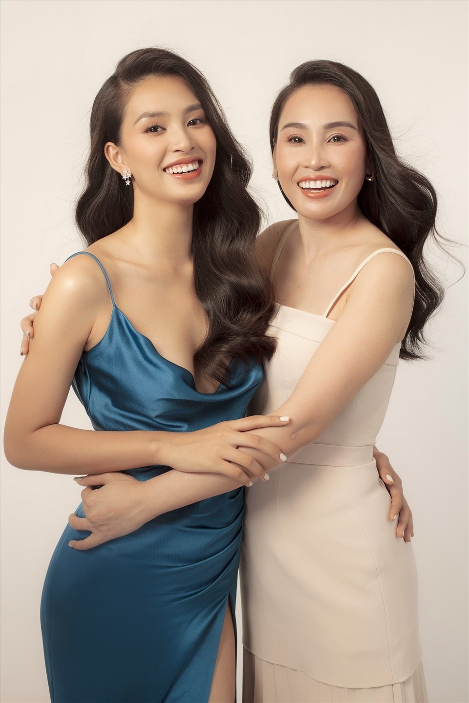 Tiểu Vy sở hữu nụ cười giống hệt mẹ