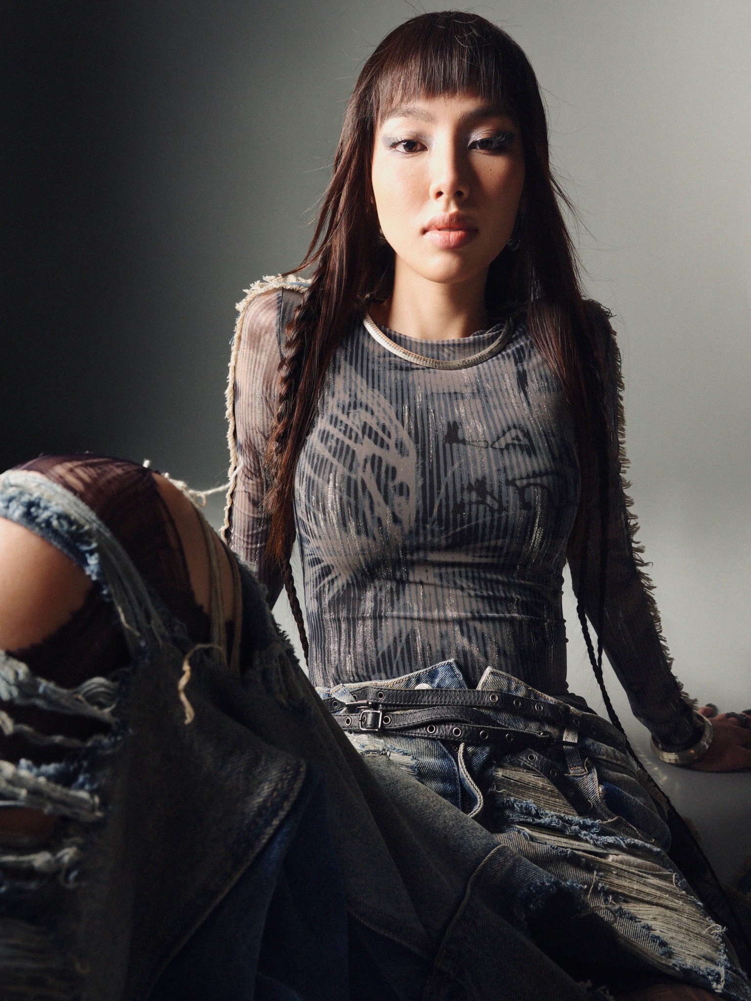 Thùy Tiên rũ bỏ hình tượng kinh diễm, diện trang phục chất chơi - Ảnh 1