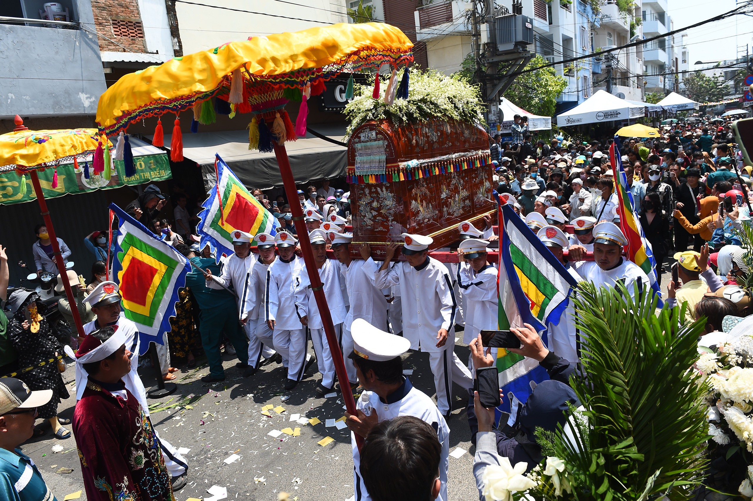 Người dân đội nắng, theo sau linh cữu cố nghệ sĩ. Ảnh: Ngôi Sao