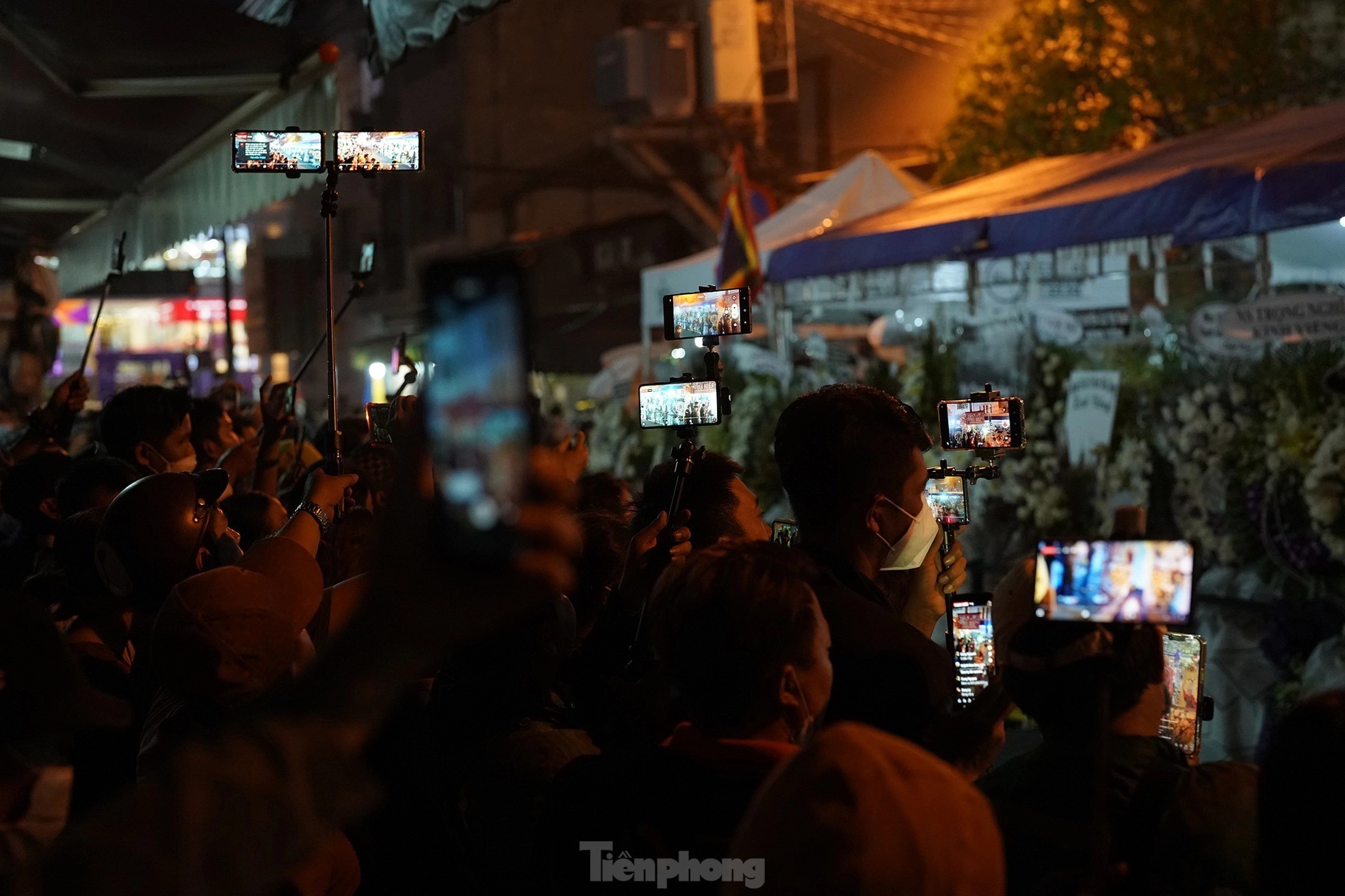 Người dân đến quay phim, phát trực tiếp  tạo nên hình ảnh lộn xộn, bát nháo. Ảnh: Tiền Phong
