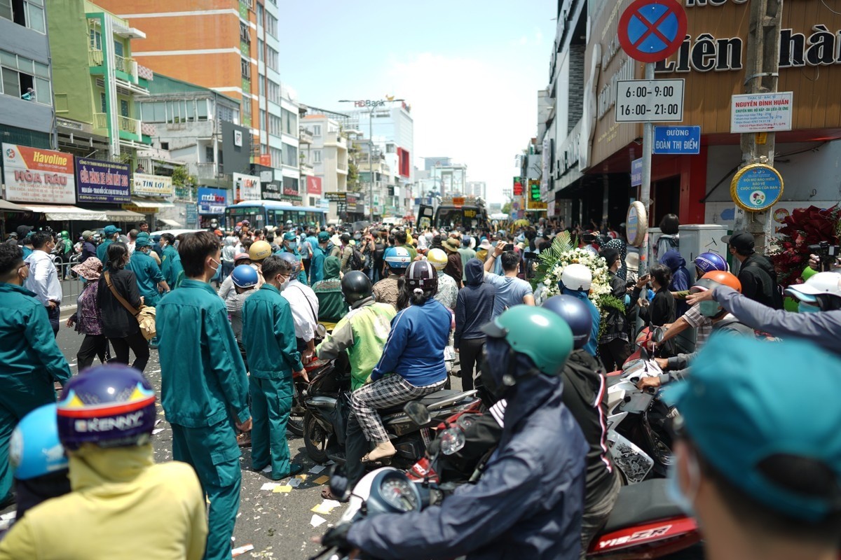 Đông đảo khán giả có mặt đưa tiễn NSƯT Vũ Linh về nơi an nghỉ cuối cùng. Ảnh: Tiền Phong