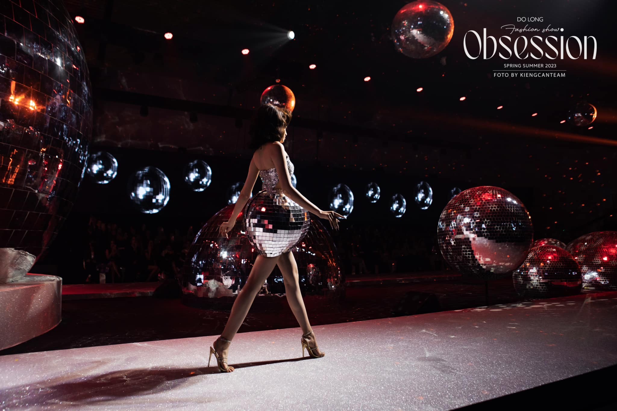 Video: Đỗ Thị Hà nhận hoa 8/3, đôi chân 'thẳng hơn kiếm' mới khiến dân tình phát sốt - Ảnh 6