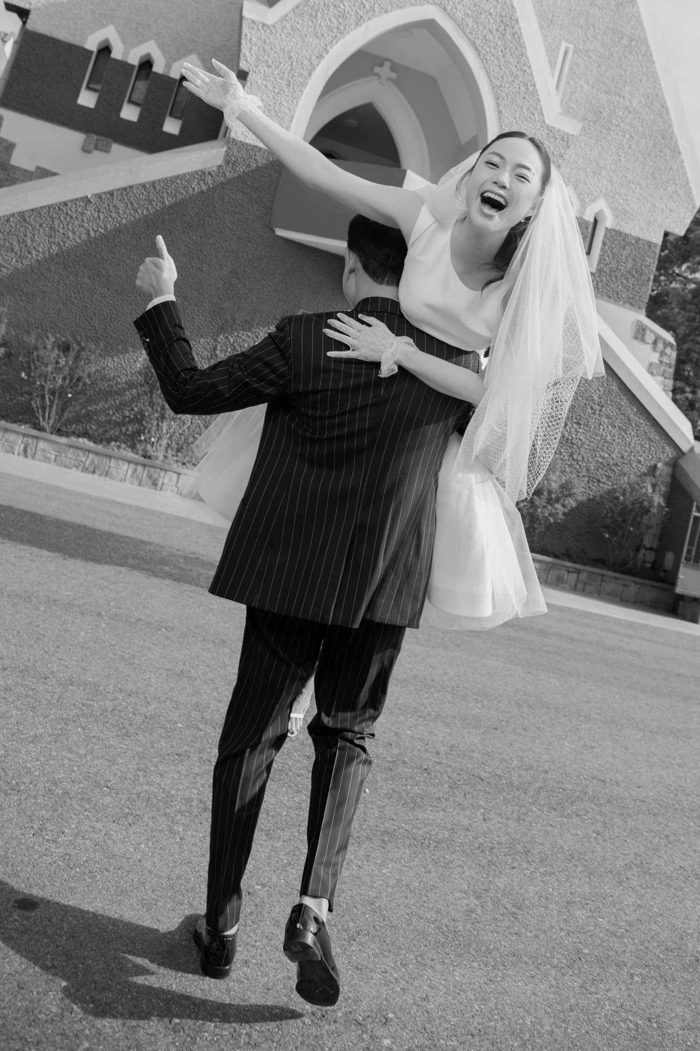 Minh Hằng mang thai con đầu lòng sau đám cưới thế kỷ 