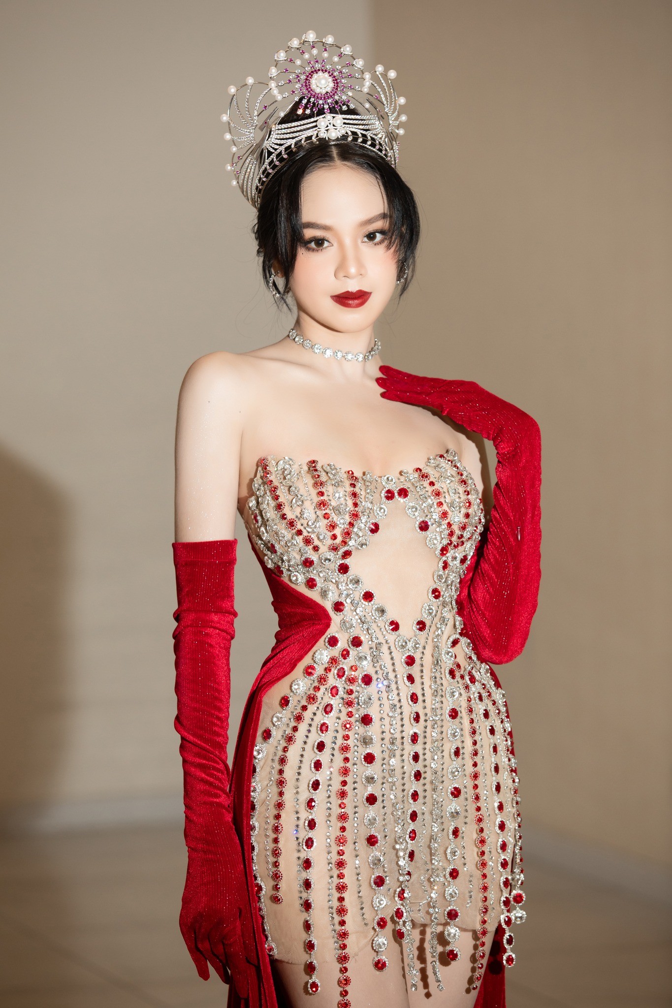 Thanh Thủy không ngần ngại lựa chọn những thiết kế cut-out